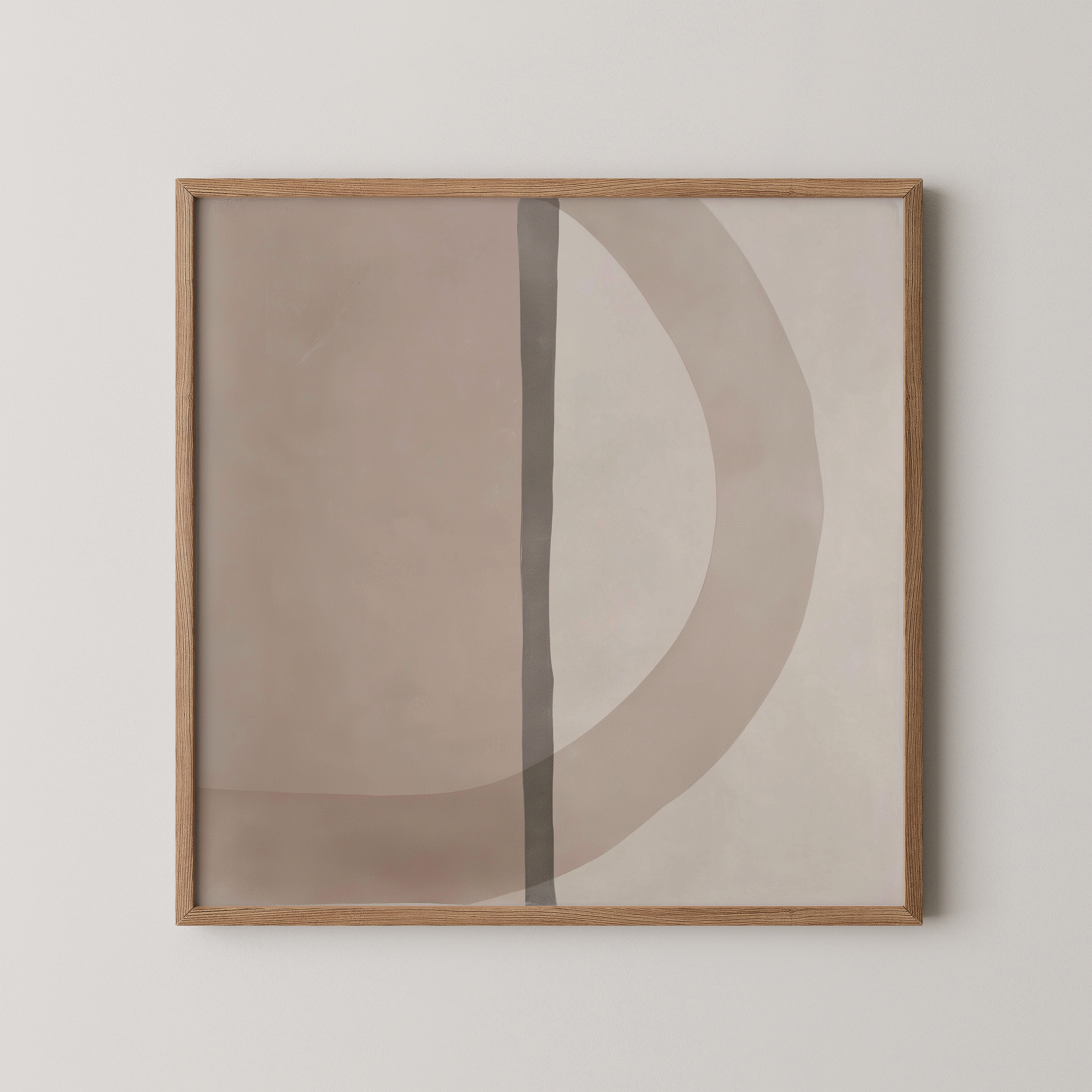 יצירת קיר מופשטת בגווני חול ושמנת עם צורה קשתית רחבה וקו אנכי כהה במרכז