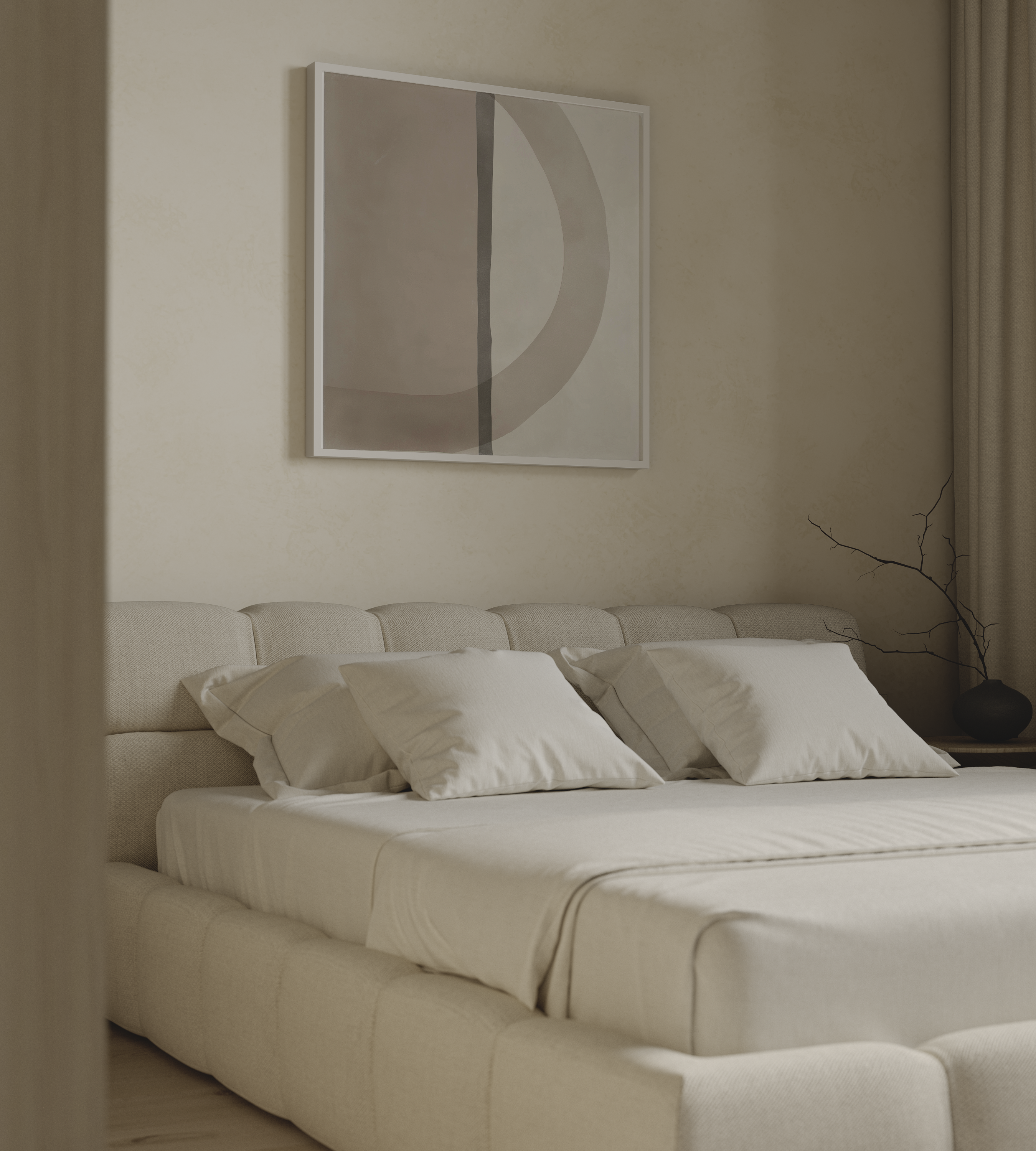 יצירת קיר מופשטת בגווני חול ושמנת עם צורה קשתית רחבה וקו אנכי כהה במרכז