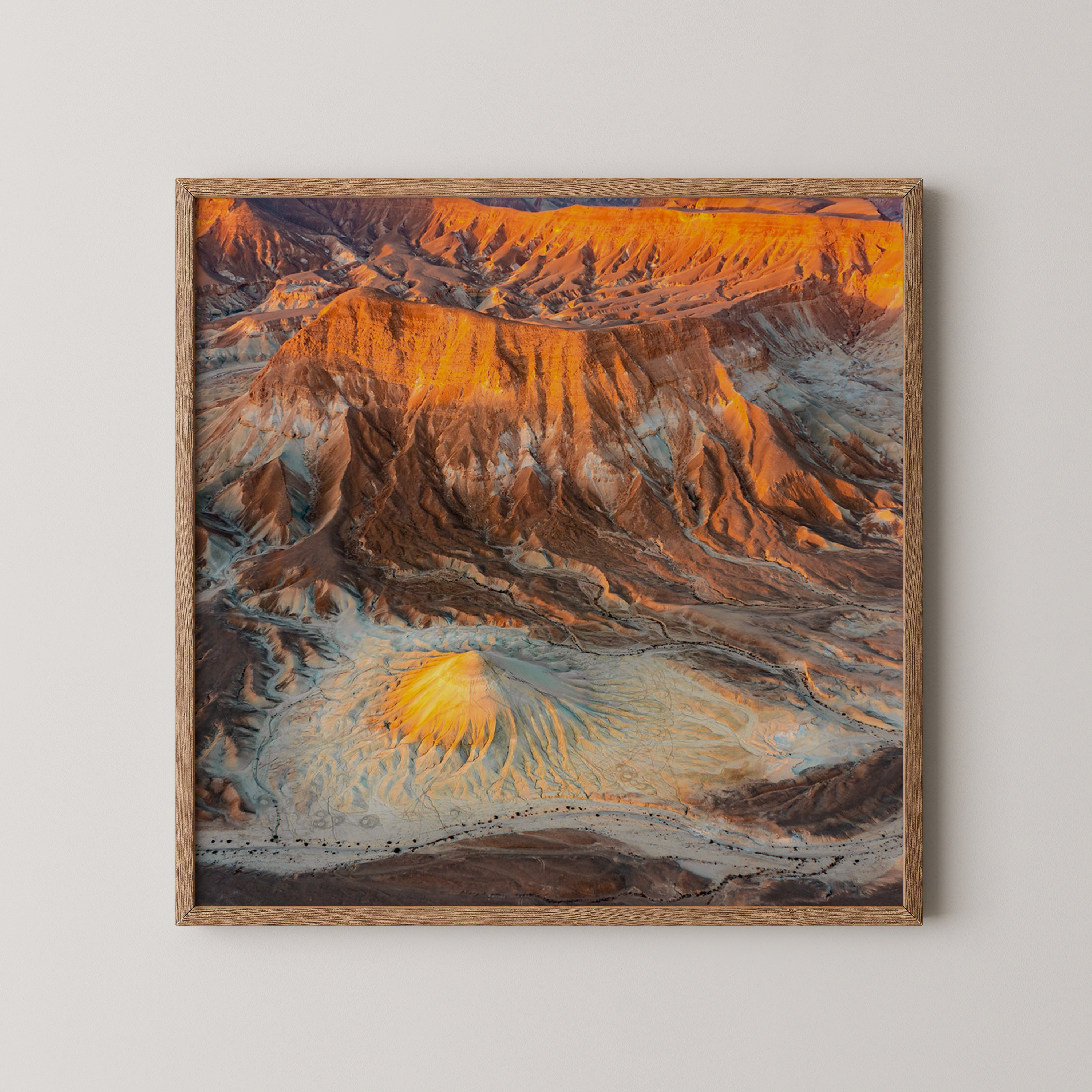 כיפת עשוש – צילום אווירי של תצורת סלע מדברית בגווני כתום, חמרה וזהב במדבר יהודה, גלעד טופז