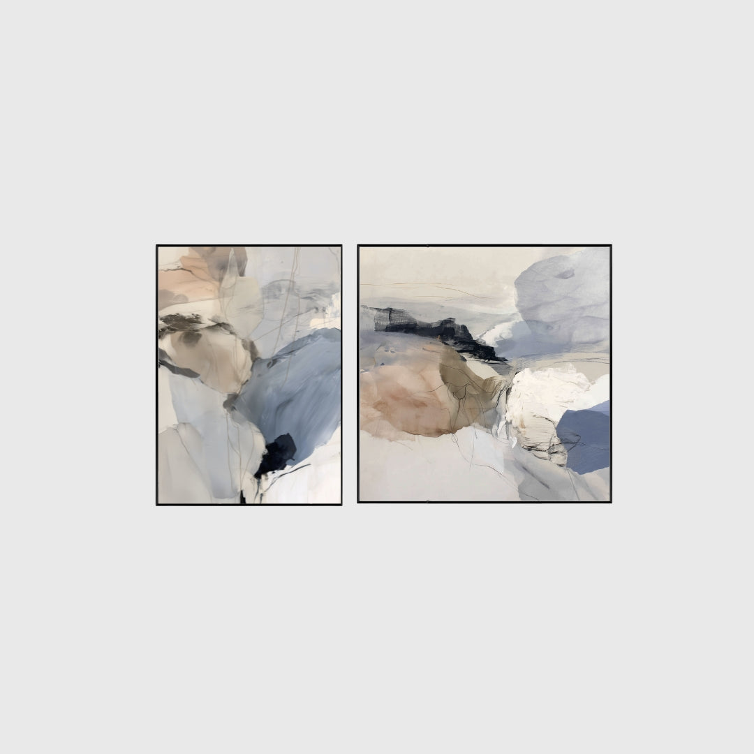 סט אמנות ממוסגרת בשם Lysaro – יצירה מופשטת בגווני כחול, חול וחום טבעי, תלויה בסלון מודרני.