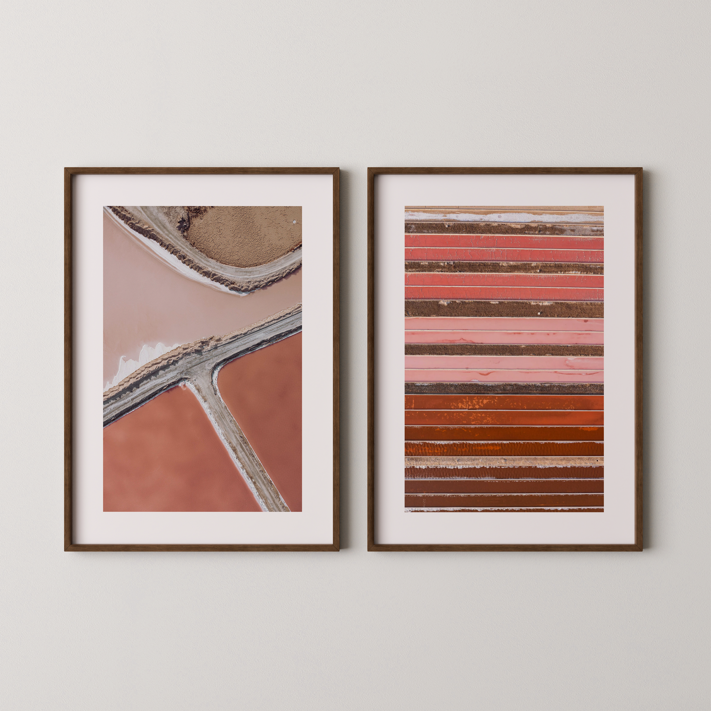 יצירת אמנות של שי אשכנזי – מבט אווירי על בריכות המלח באילת בגווני ורוד וחמרה עם קווים גיאומטריים טבעיים