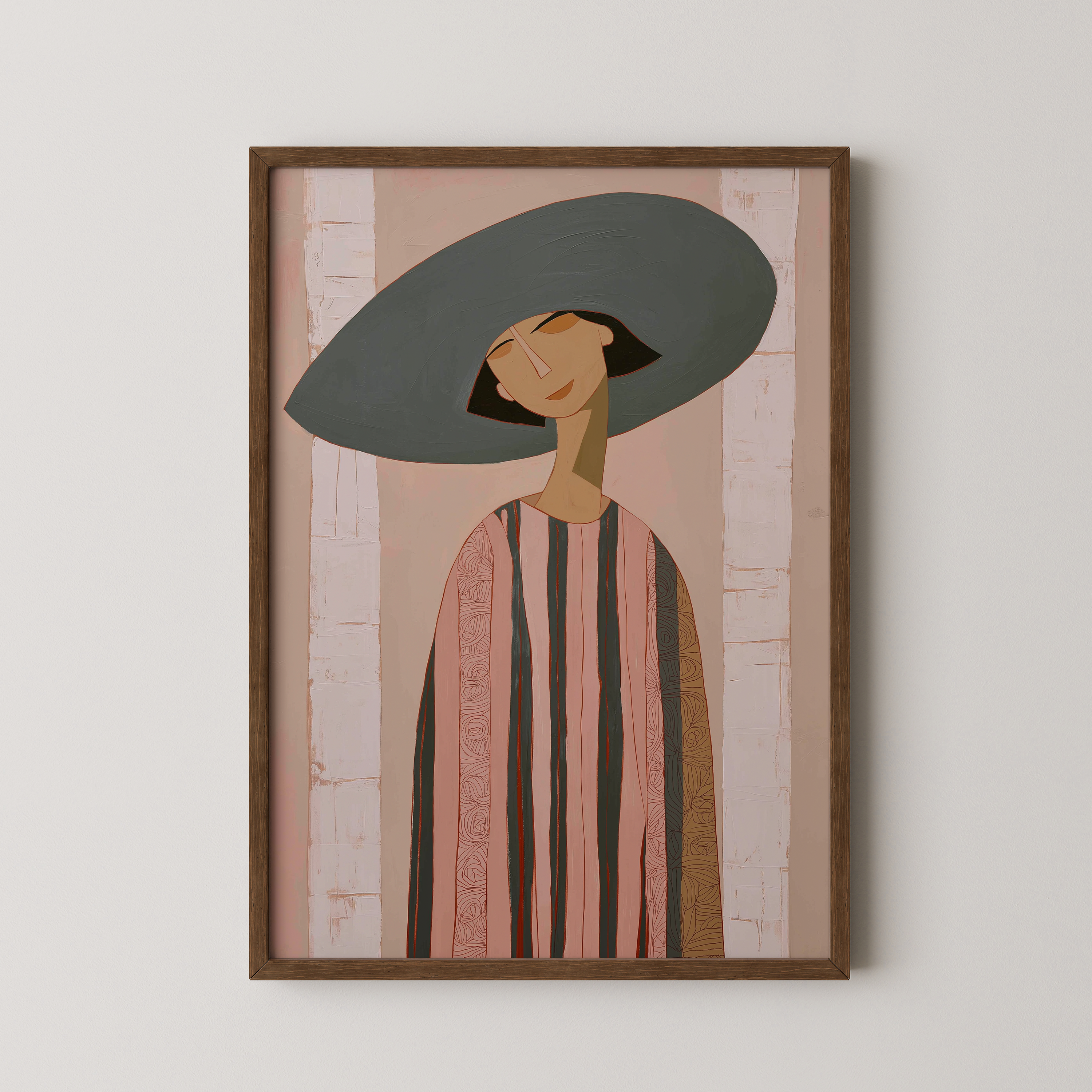 יצירת דמות אמנותית של אישה עם כובע רחב, בקווים רכים ובגוונים חמים, תלויה על קיר בהיר בסלון מעוצב