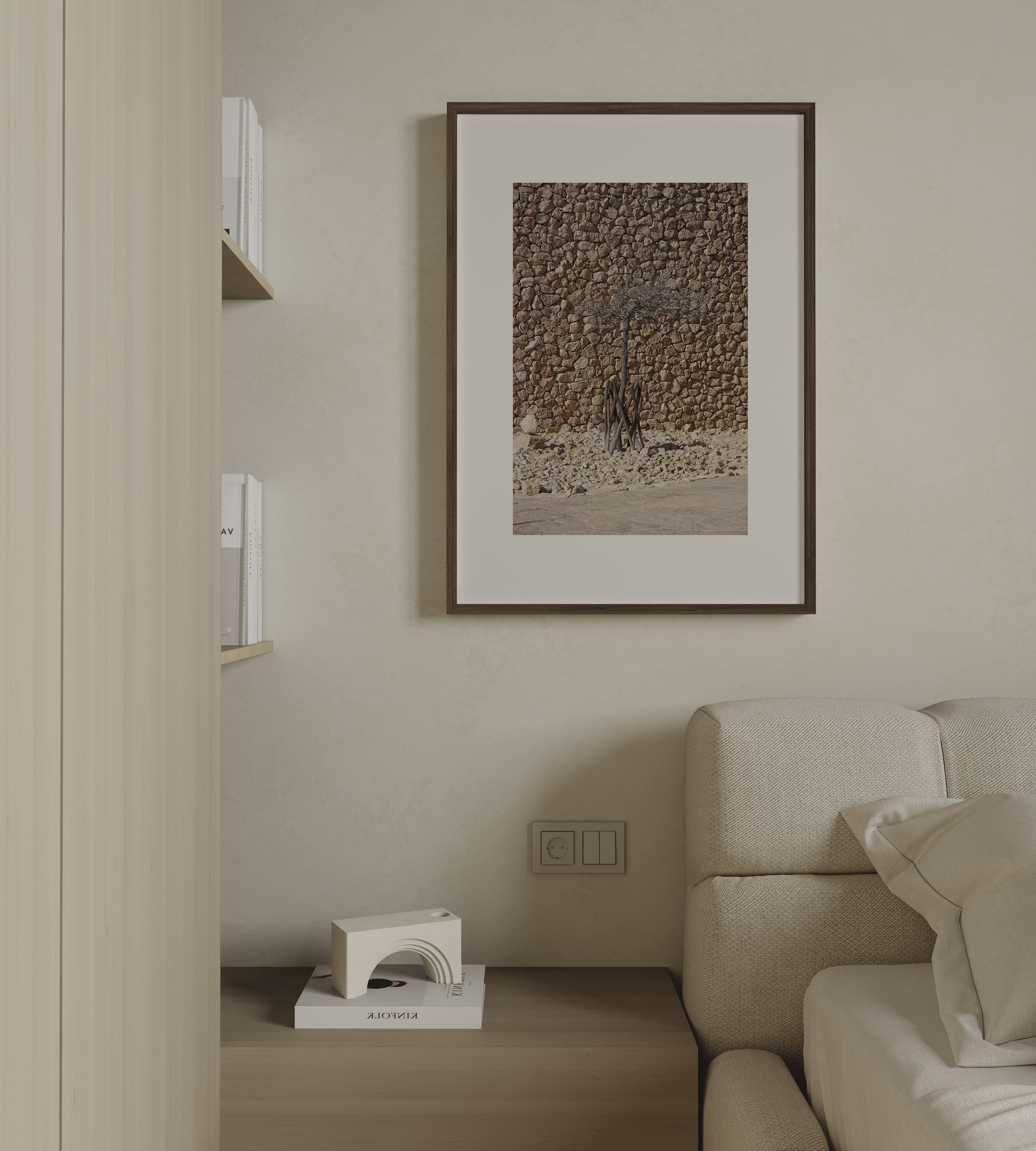 צילום אמנותי של קיר אבן דרומי ועץ יבש ניצב מולו, יצירה של דניאל ברלוט