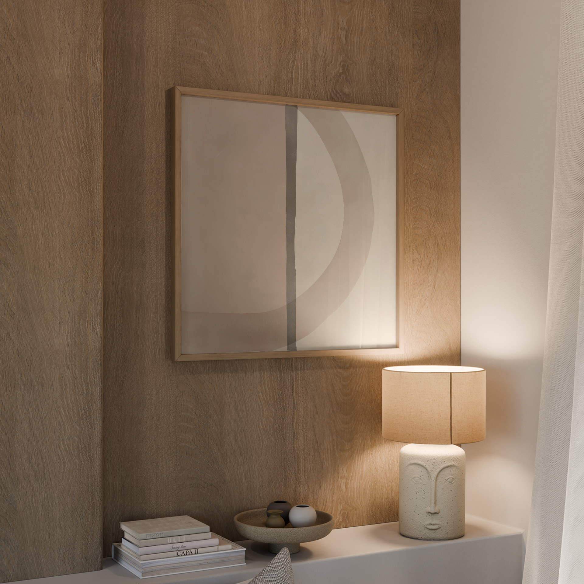 יצירת קיר מופשטת בגווני חול ושמנת עם צורה קשתית רחבה וקו אנכי כהה במרכז