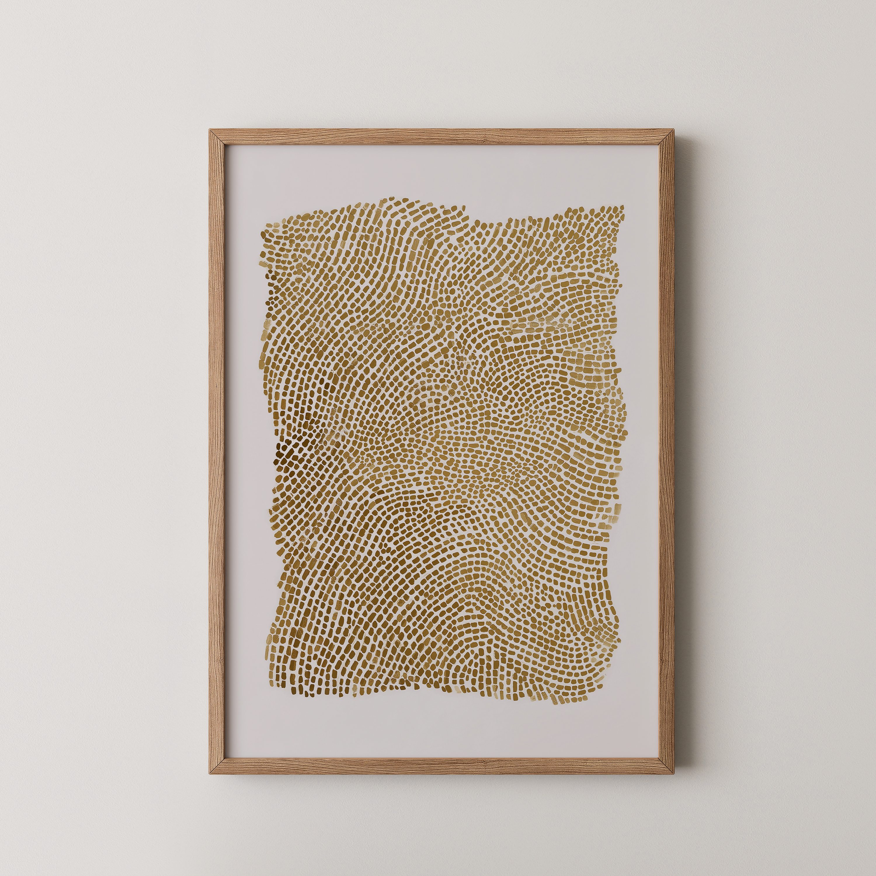 יצירה מינימליסטית בגווני חול וזהב עם טקסטורה עדינה ותנועה אורגנית במסגרת עץ טבעי