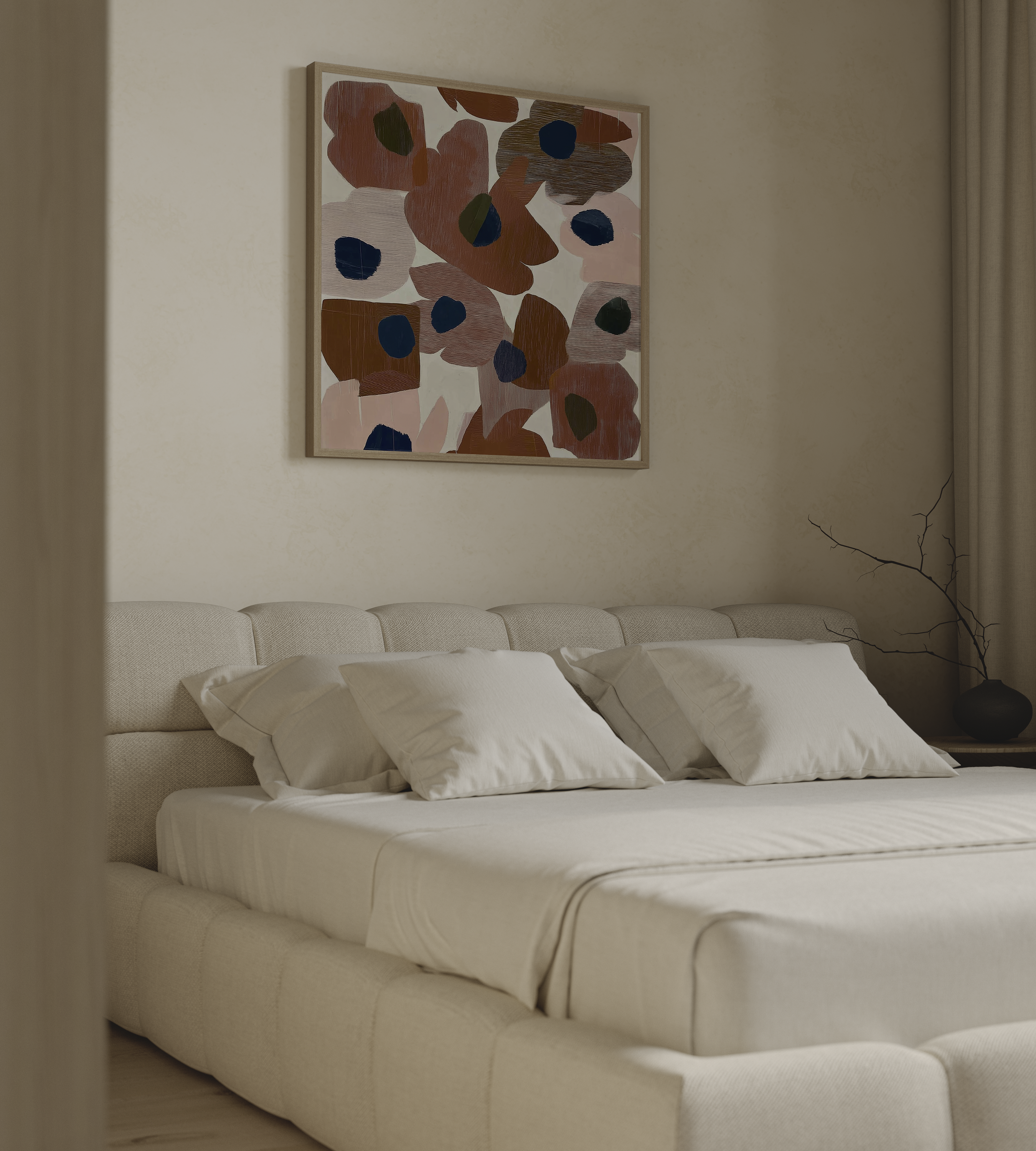 יצירה מופשטת בגווני טרקוטה, ורוד וכחול כהה, עם כתמים רחבים וטקסטורה גלויה, ממוסגרת בעץ אלון / לבן / שחור.