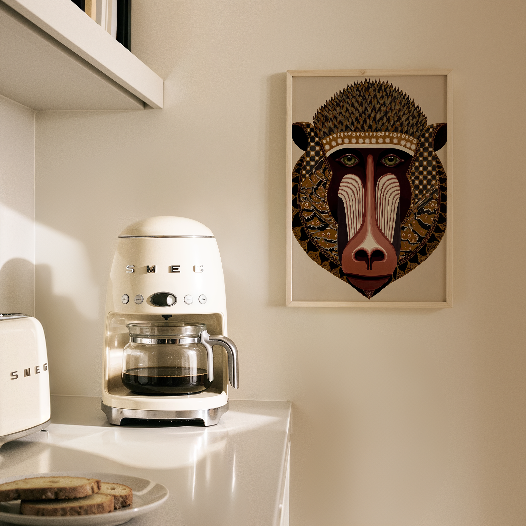 יצירת אמנות בסגנון שבטי–גיאומטרי עם דמות טוטם מפורטת בצבעי חום וזהב.