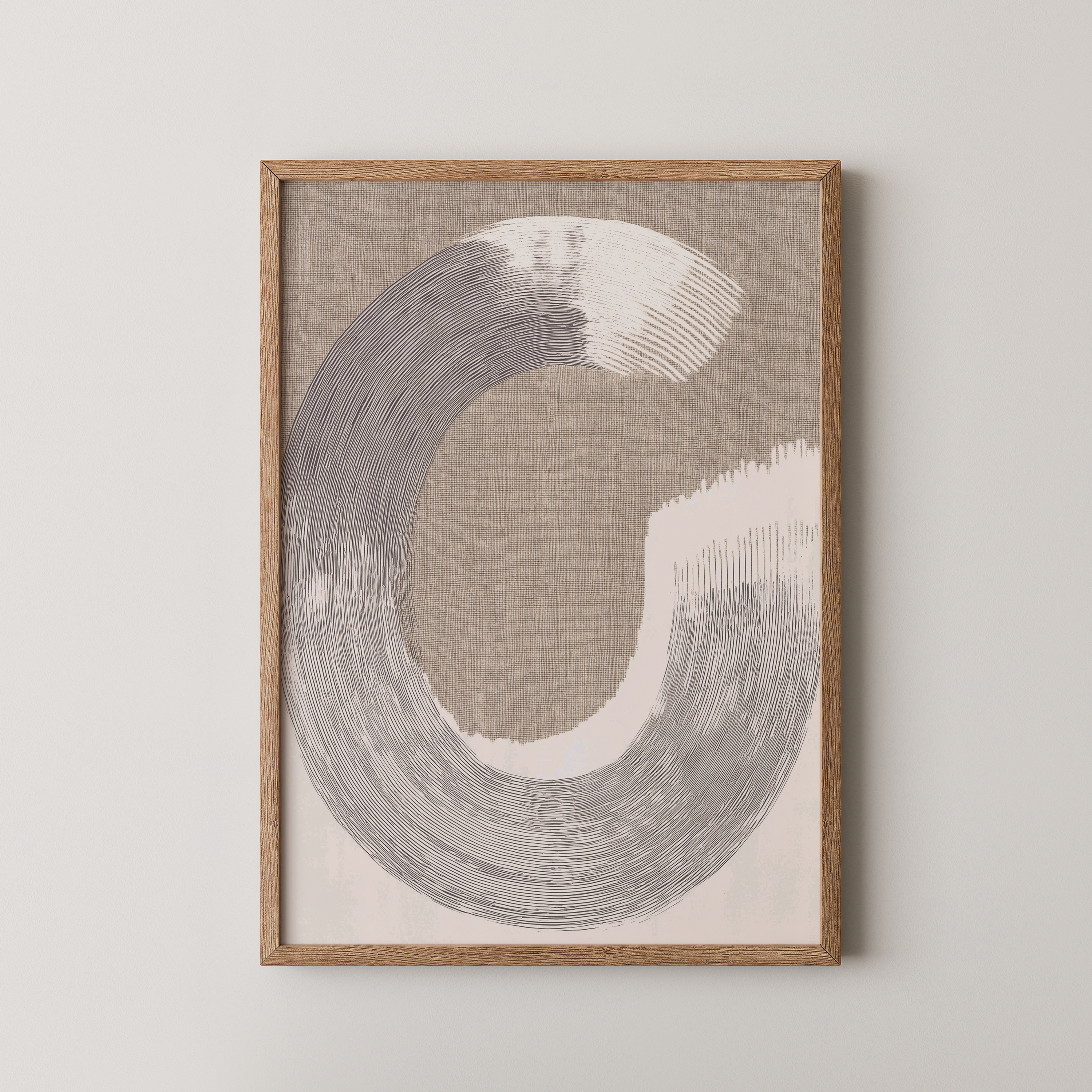 יצירת קיר מודרנית בגווני בז' ואפור עם מהלך מעגלי גרפי, ממוסגרת במסגרת עץ טבעי.