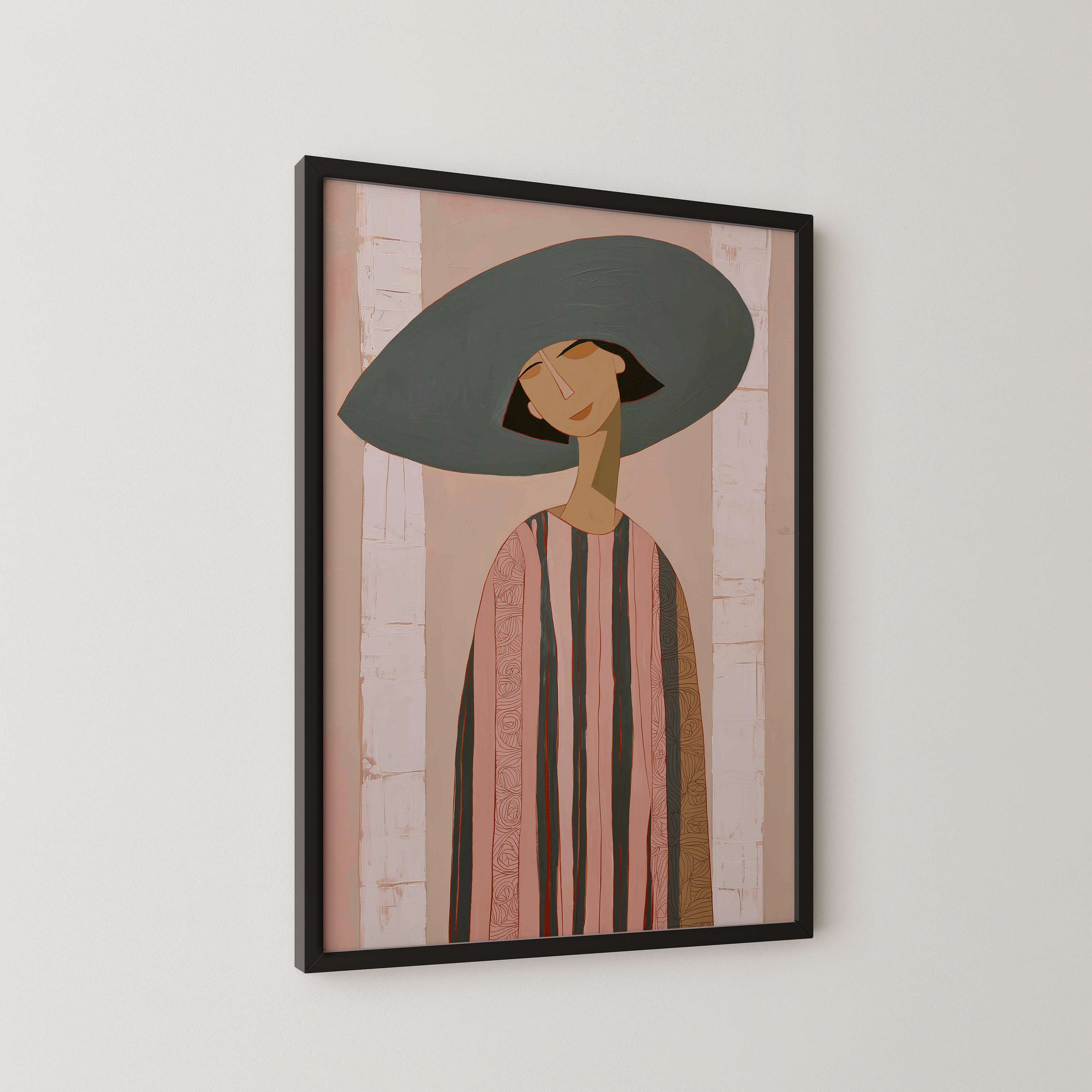 יצירת דמות אמנותית של אישה עם כובע רחב, בקווים רכים ובגוונים חמים, תלויה על קיר בהיר בסלון מעוצב