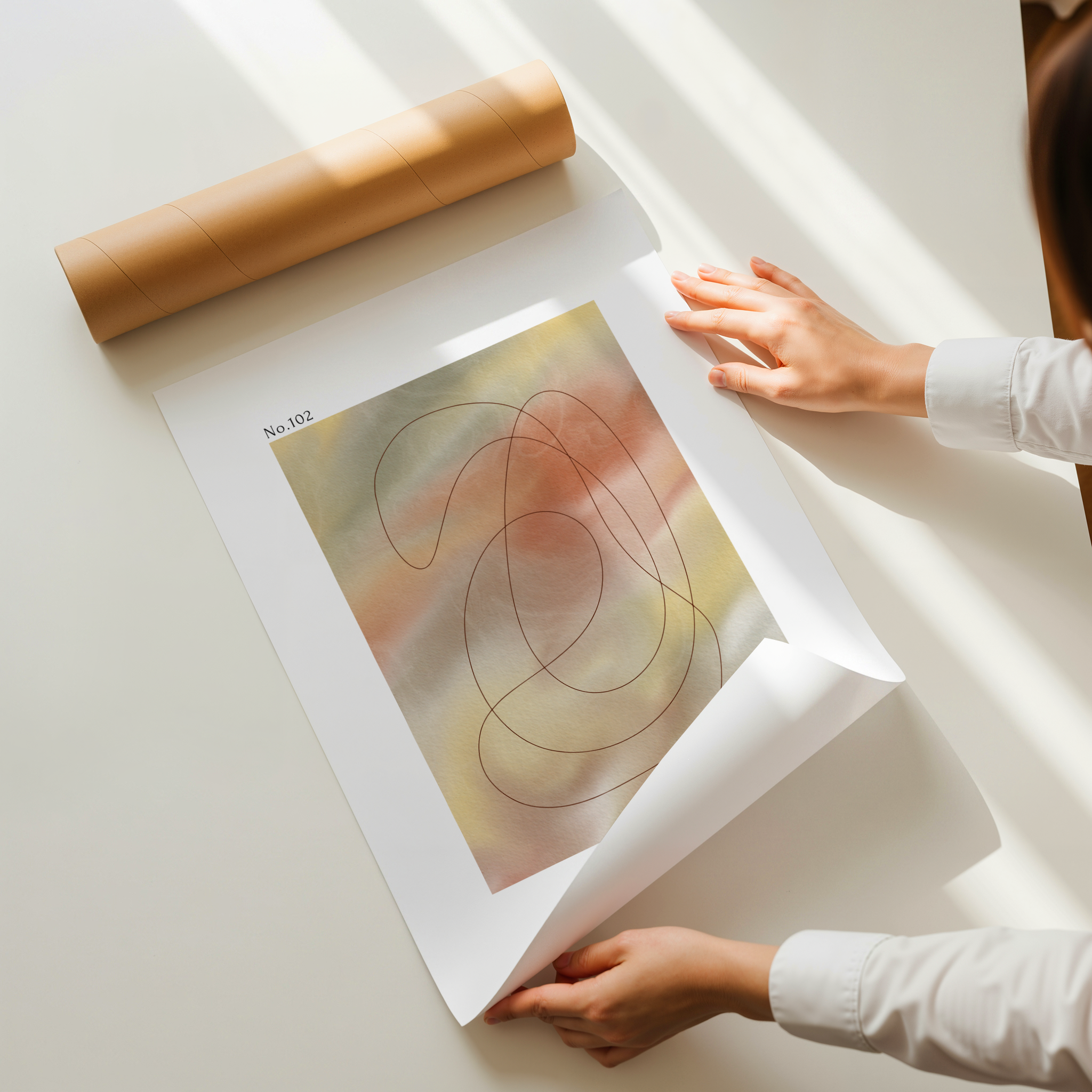 הדפס אמנותי מופשט עם קווים רכים וגוונים טבעיים, מלאנג מבית Trausi+Tosh