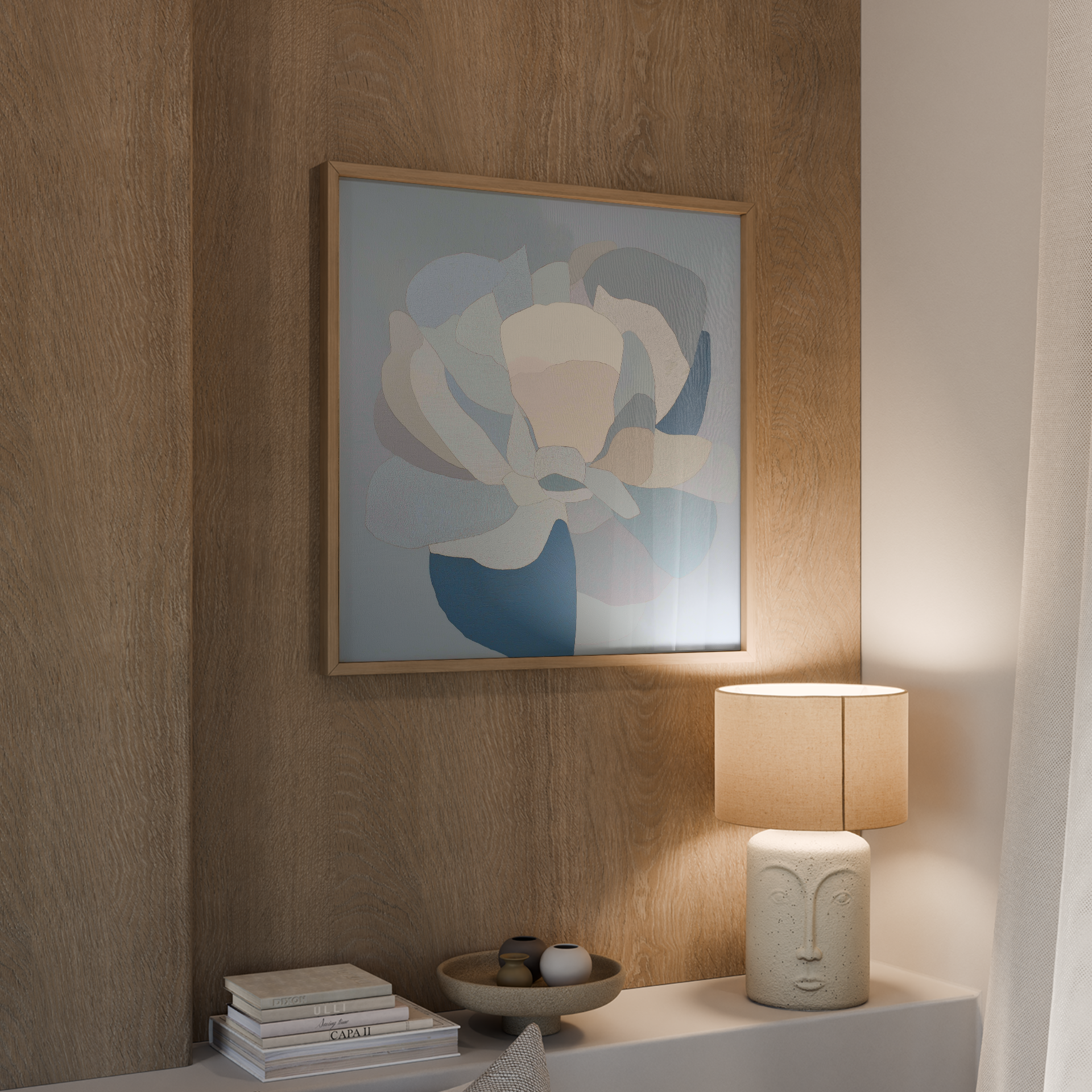 יצירת אמנות מופשטת בגווני כחול, שמנת ואבן בצורת פרח גיאומטרי רך במסגרת לבנה תלויה מעל מיטה בחדר שינה מינימליסט