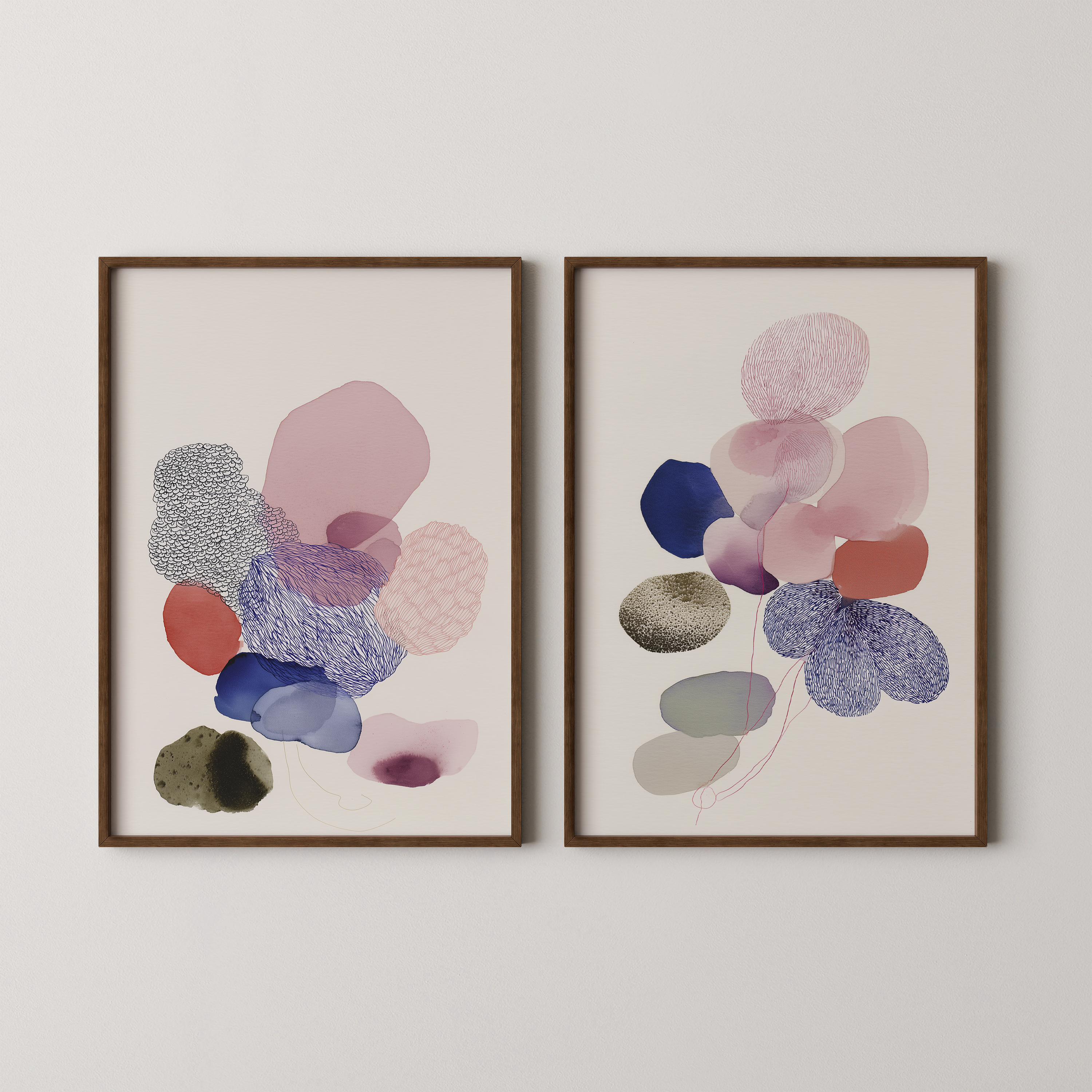 סט אומנות מופשטת Strata – צורות אורגניות בשכבות רכות בגווני ורוד, כחול וניוד, ממוסגר בסגנון מודרני