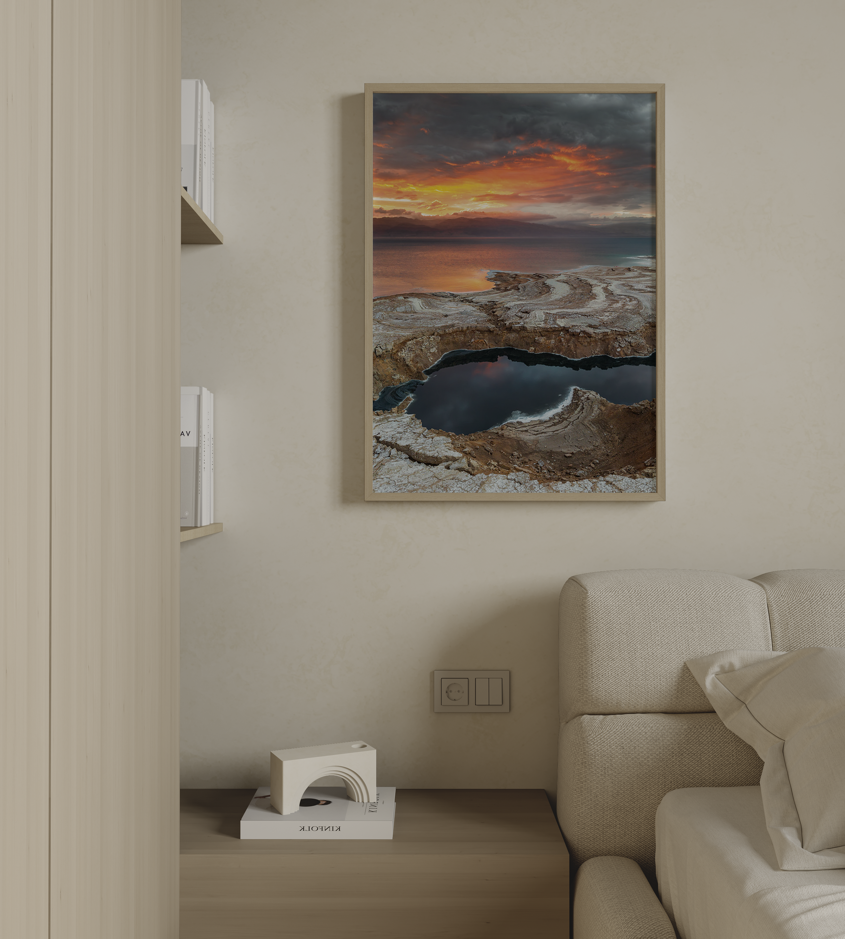 יצירה ממוסגרת של גלעד טופז בצילום זריחה בעין גדי, שמיים כתומים דרמטיים משתקפים בבריכות מים ומלח לאורך חוף ים המלח