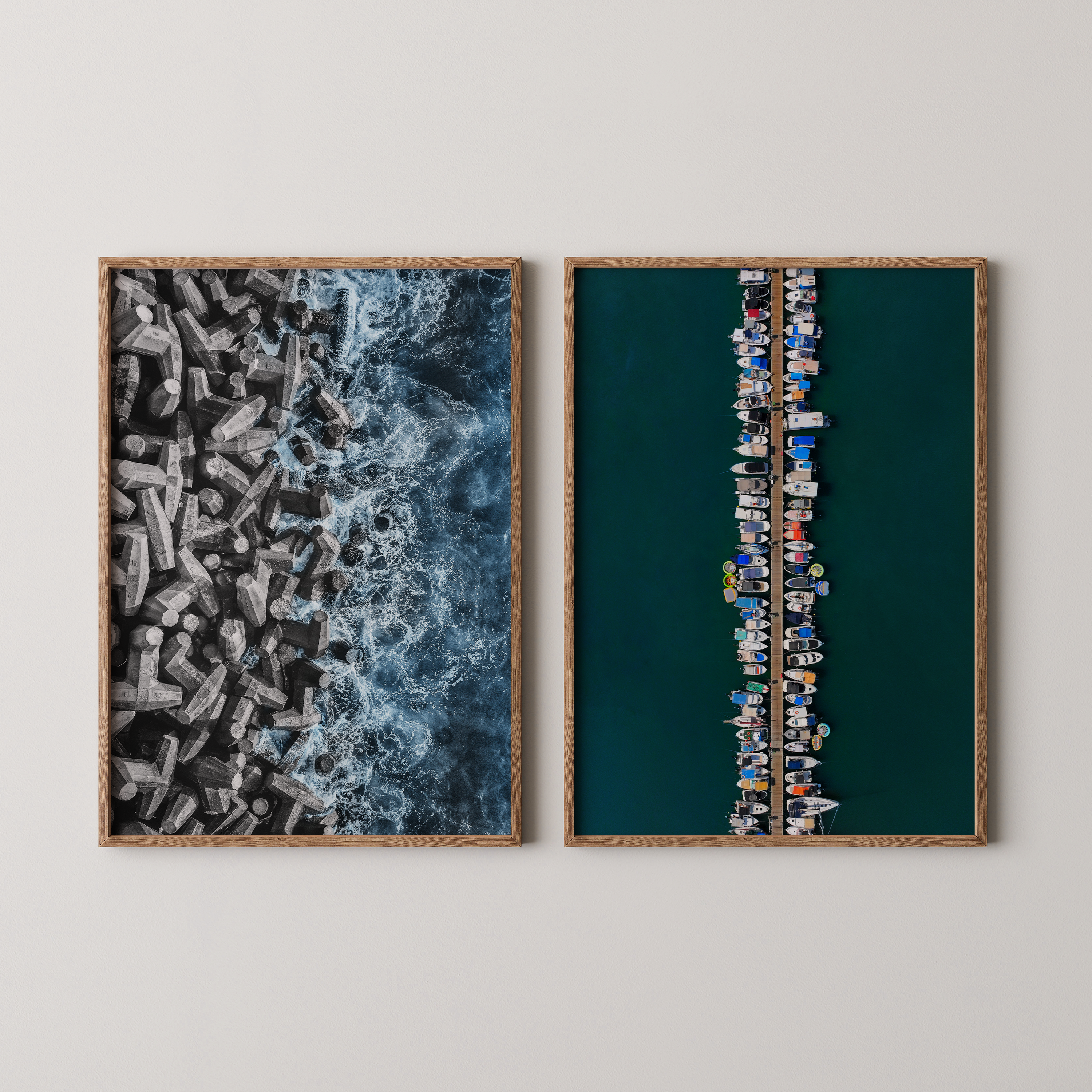 סט צילומים ממוסגר של חן כליפה לוי – גני בטון עם גלים מתנפצים במרינה בהרצליה לצד מזח וסירות מסודרות במרינה אשקלון בצילום אווירי