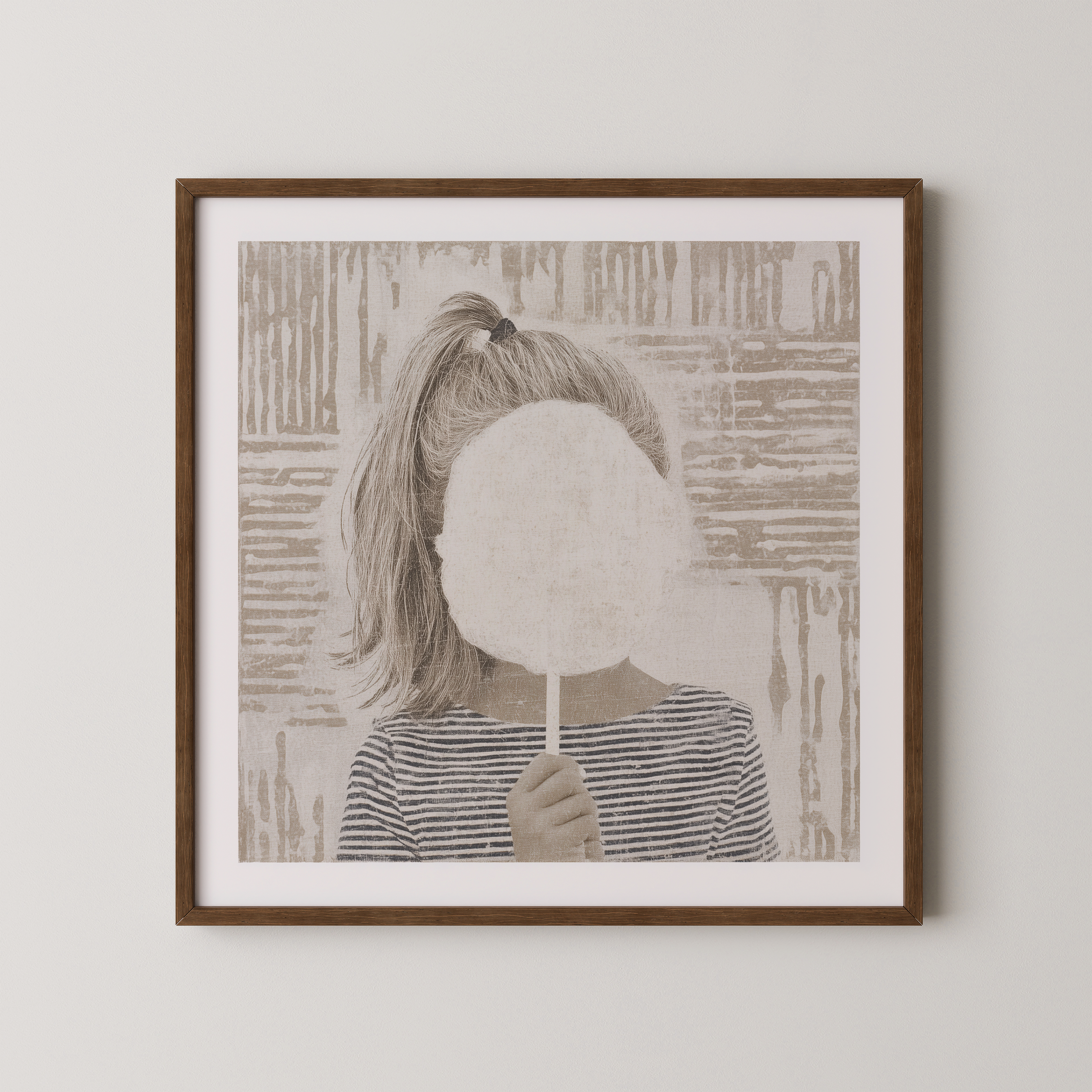 הדפס אמנותי בשם Nuvie – ילדה מחזיקה ענן סוכר המסתיר את פניה, בגווני בז’ עדינים במסגרת עץ טבעי.