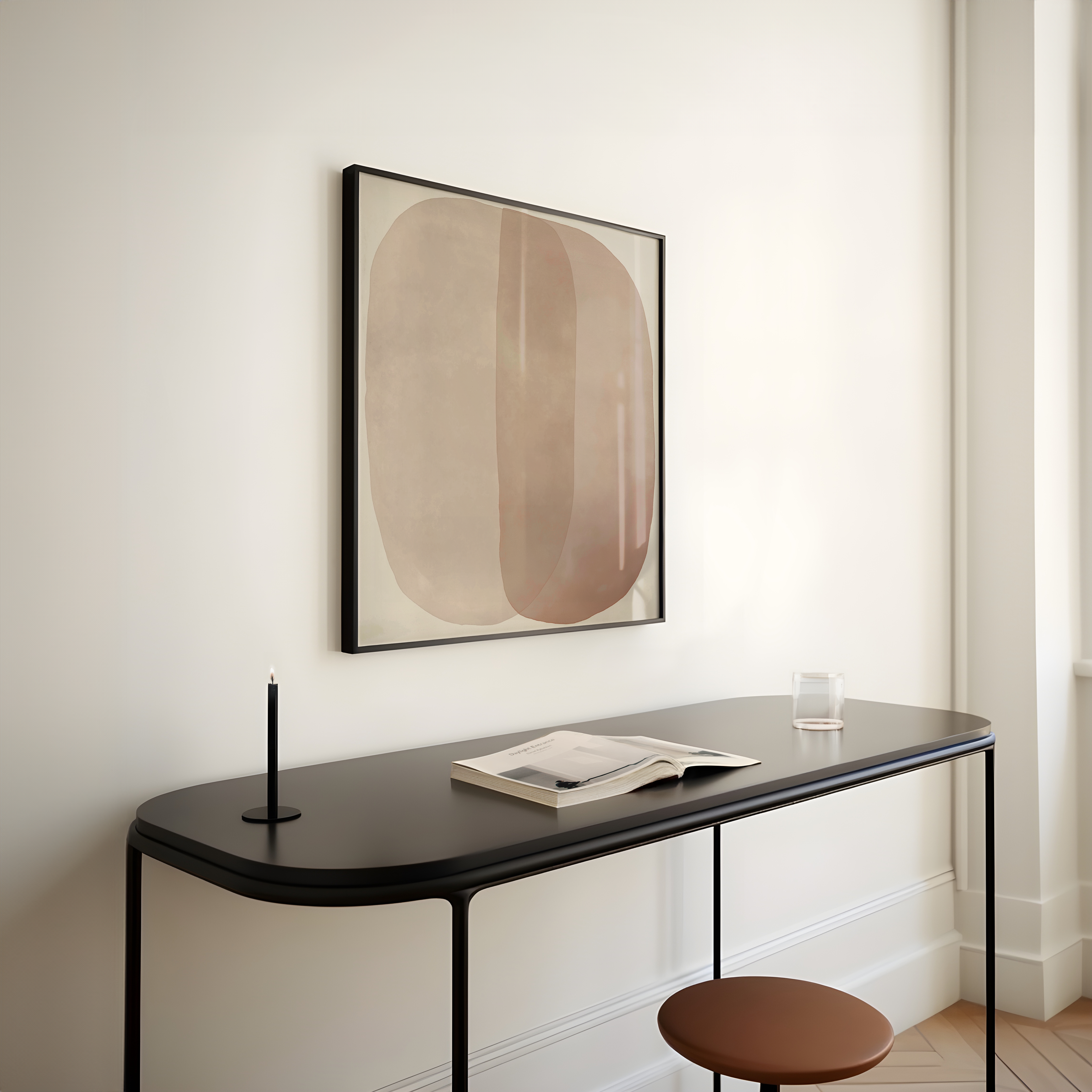 יצירת קיר מופשטת בגווני חול וטרקוטה עם שתי צורות אורגניות רחבות המשתלבות זו בזו