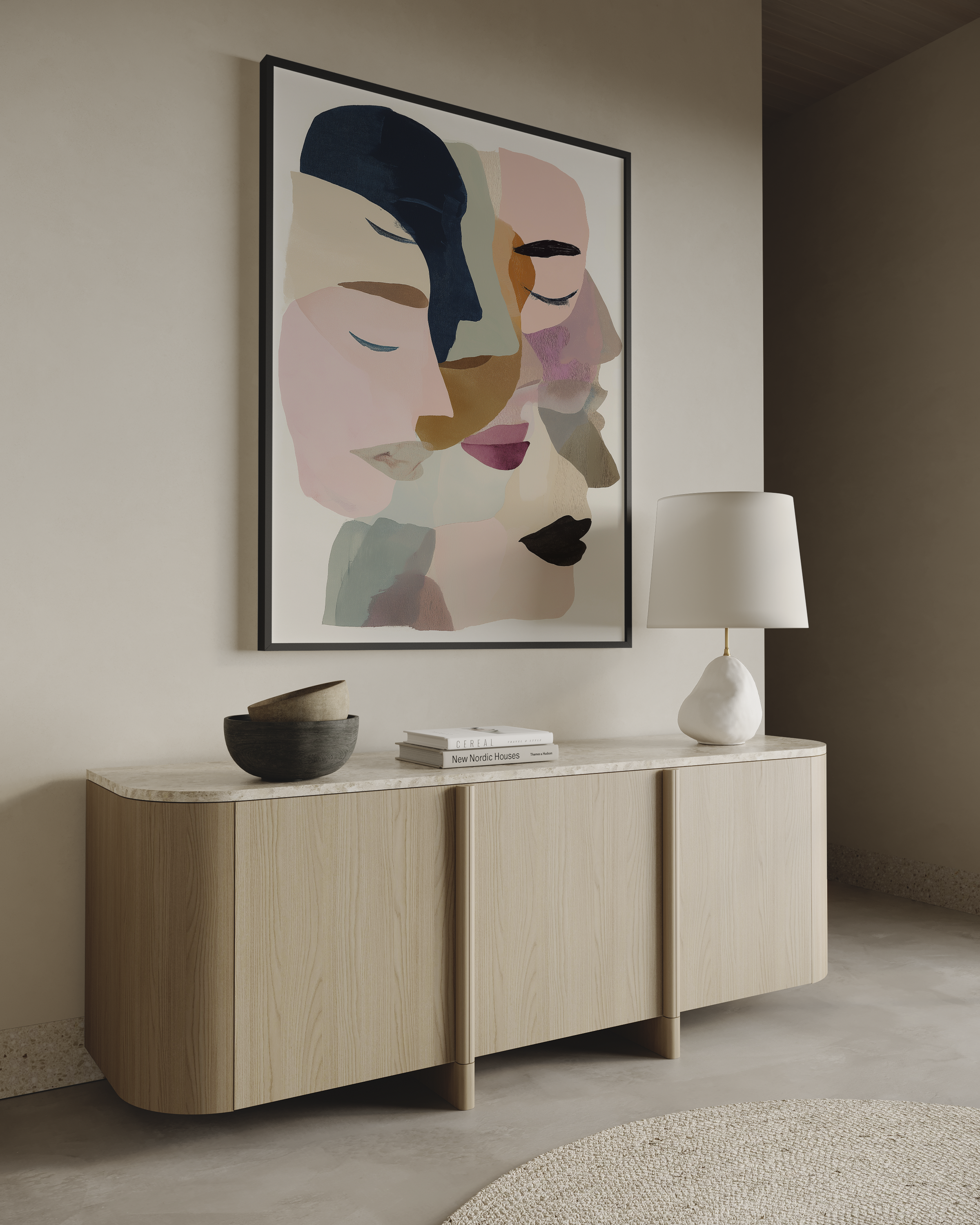 הדפס אמנותי מופשט של דמות נשית בסגנון מודרני, שכבות צבע רכות בגווני ניוד, ורוד וכחול, ממוסגר ותלוי בסלון מינימליסטי