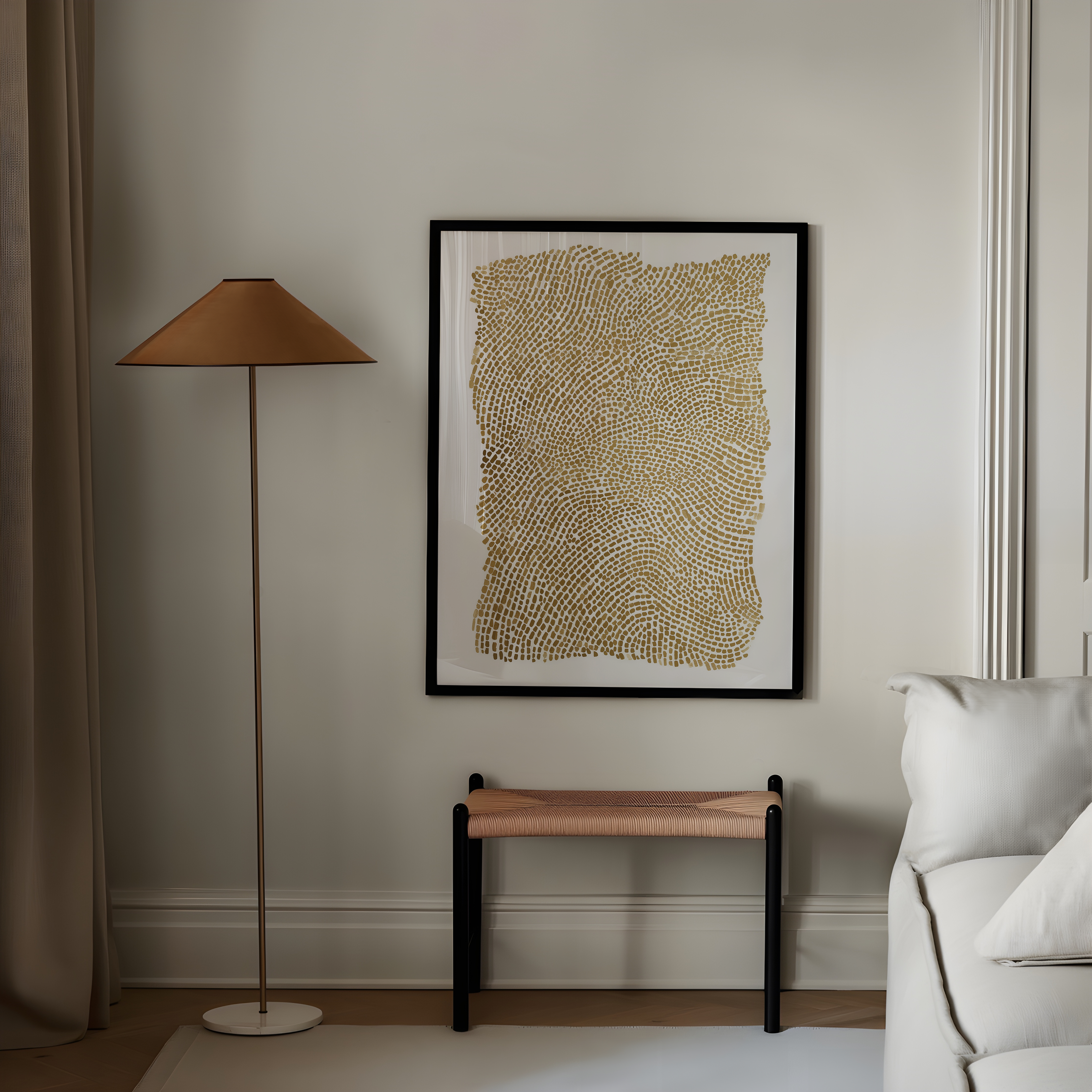 יצירה מינימליסטית בגווני חול וזהב עם טקסטורה עדינה ותנועה אורגנית במסגרת עץ טבעי