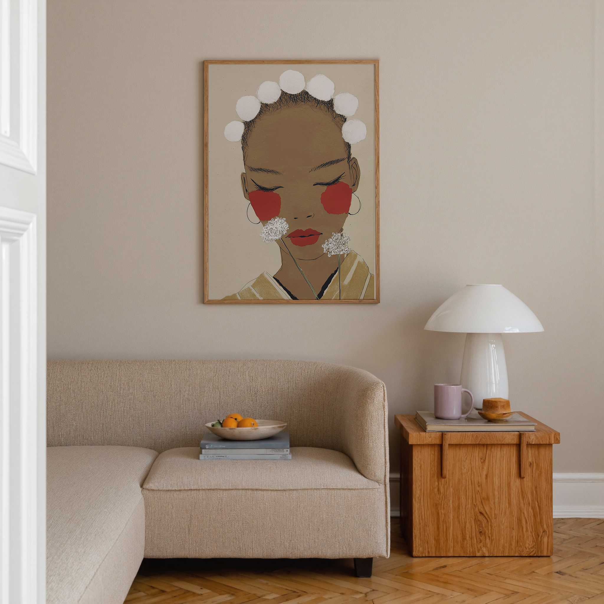 איור של דמות נשית בעיניים עצומות עם רקע ניטרלי, לחיים אדומות ופרחי שומר לבנים – יצירה מינימליסטית מהקולקציה של Trausi+Tosh
