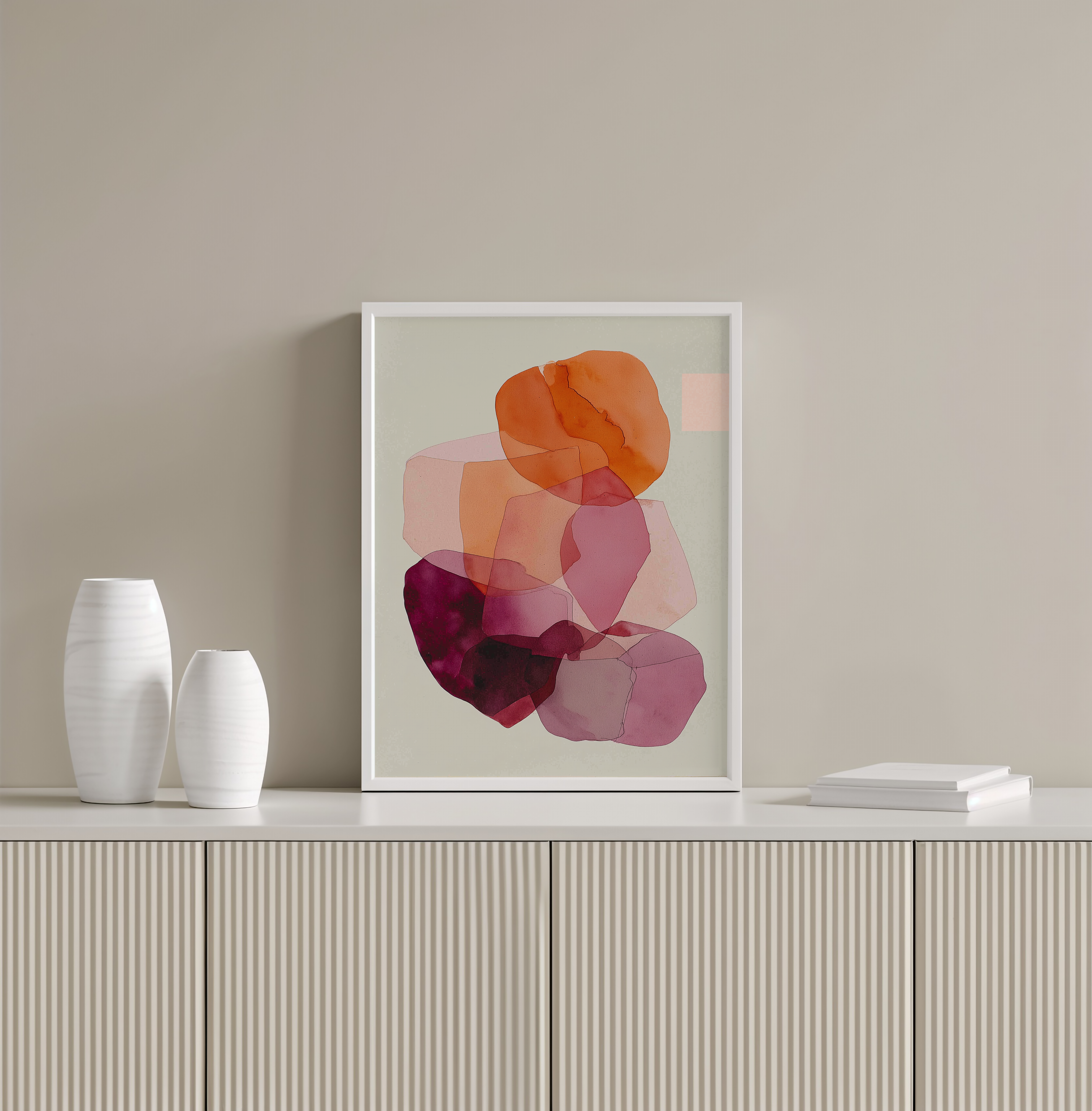 הדפס אמנותי מופשט בשם Solune עם שכבות צבע ורוד, בורדו וכתום על רקע בהיר, בעיצוב רך ומינימליסטי