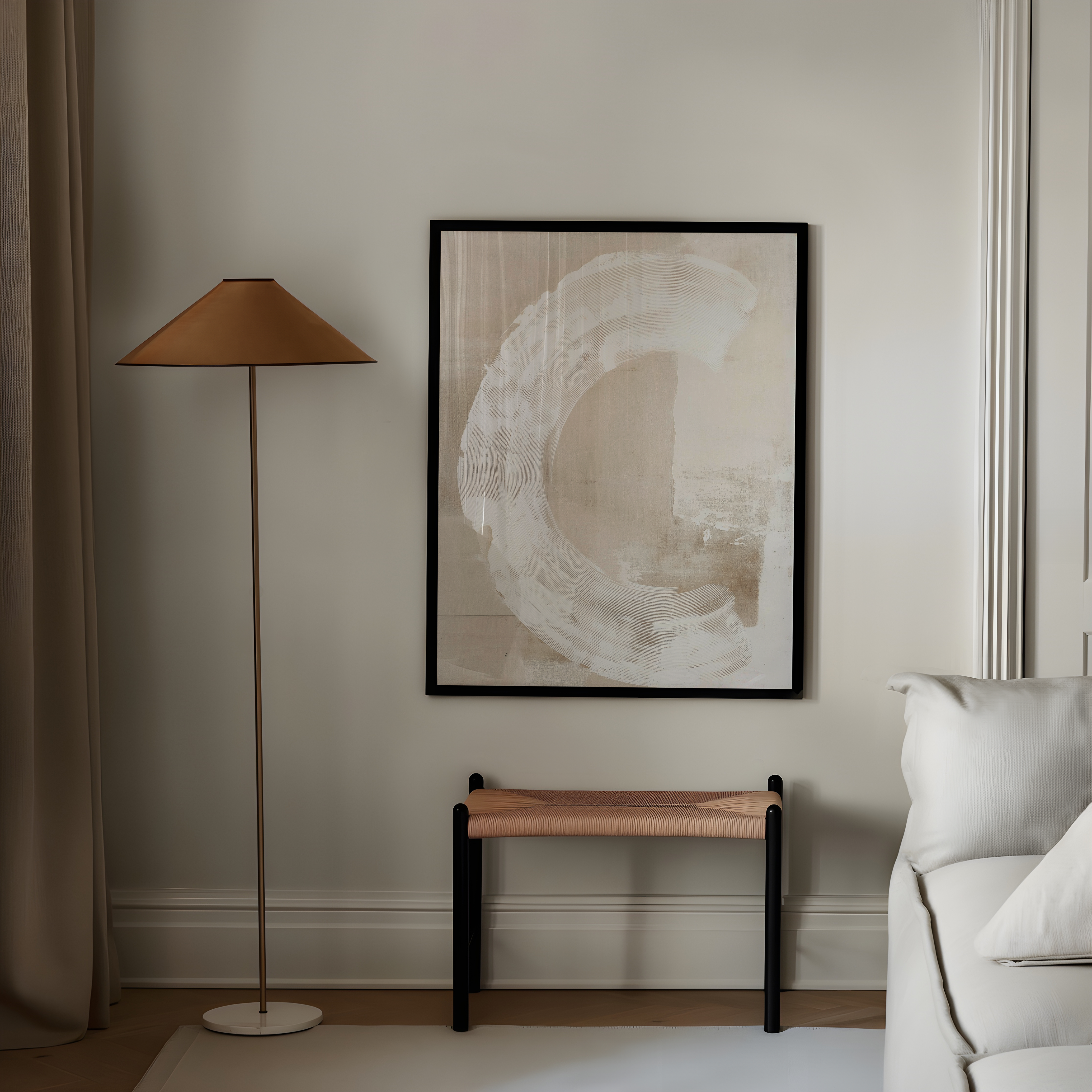 יצירת אמנות מופשטת Sor בגווני חול ושמנת עם משיכת מכחול מעגלית במסגרת עץ ובהצבה בחלל מינימליסטי