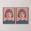 סט של שתי יצירות אמנות מודרניות של דמות נשית – אחת עם עיניים פתוחות ואחת עם עיניים עצומות, בגווני ורוד וכחול