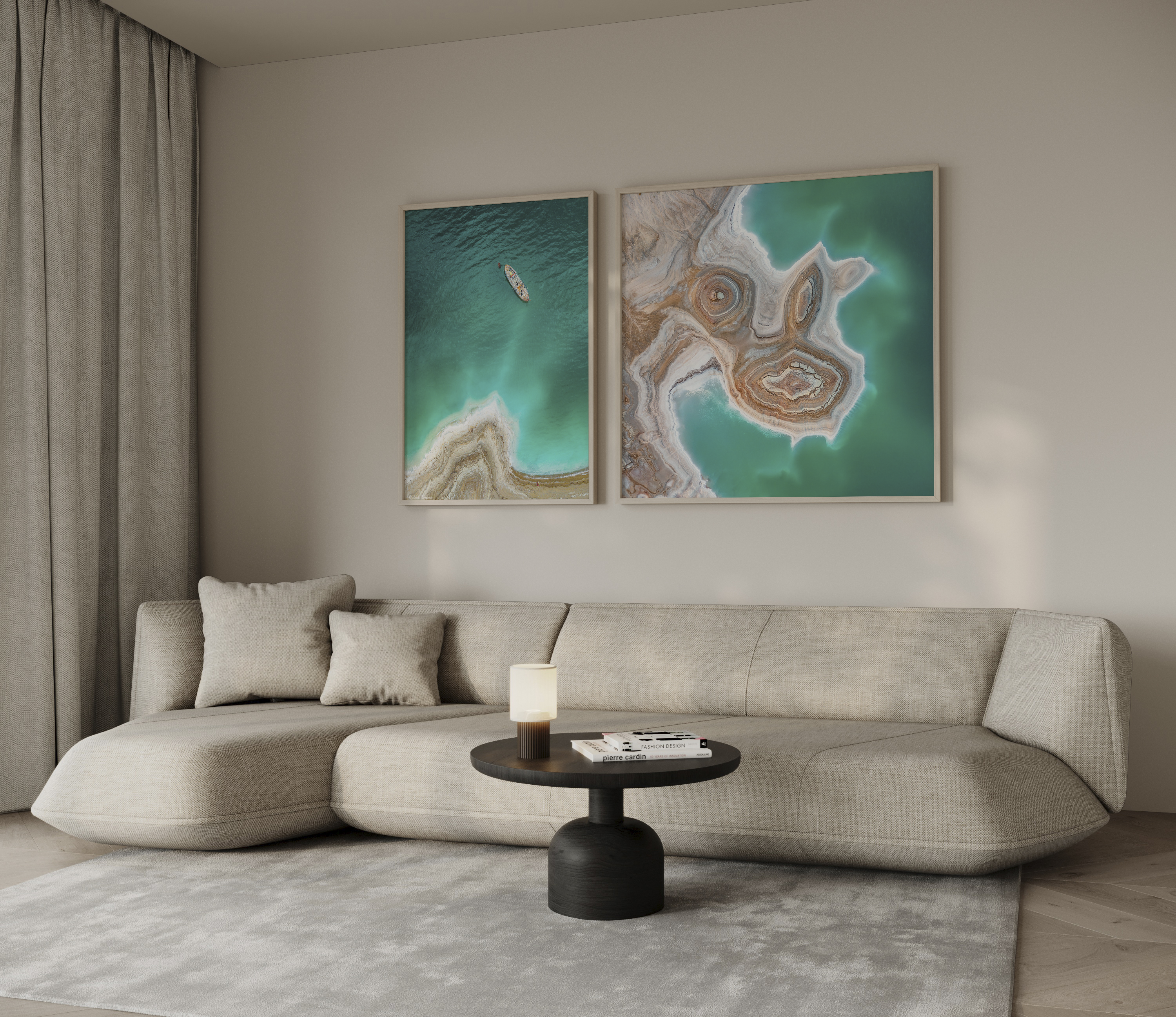 יצירה ממוסגרת של גלעד טופז בצילום אווירי של ים המלח, מים טורקיז ובריכות מלח לבנות היוצרות דוגמה טבעית מופשטת מעל ספה בסלון מודרני