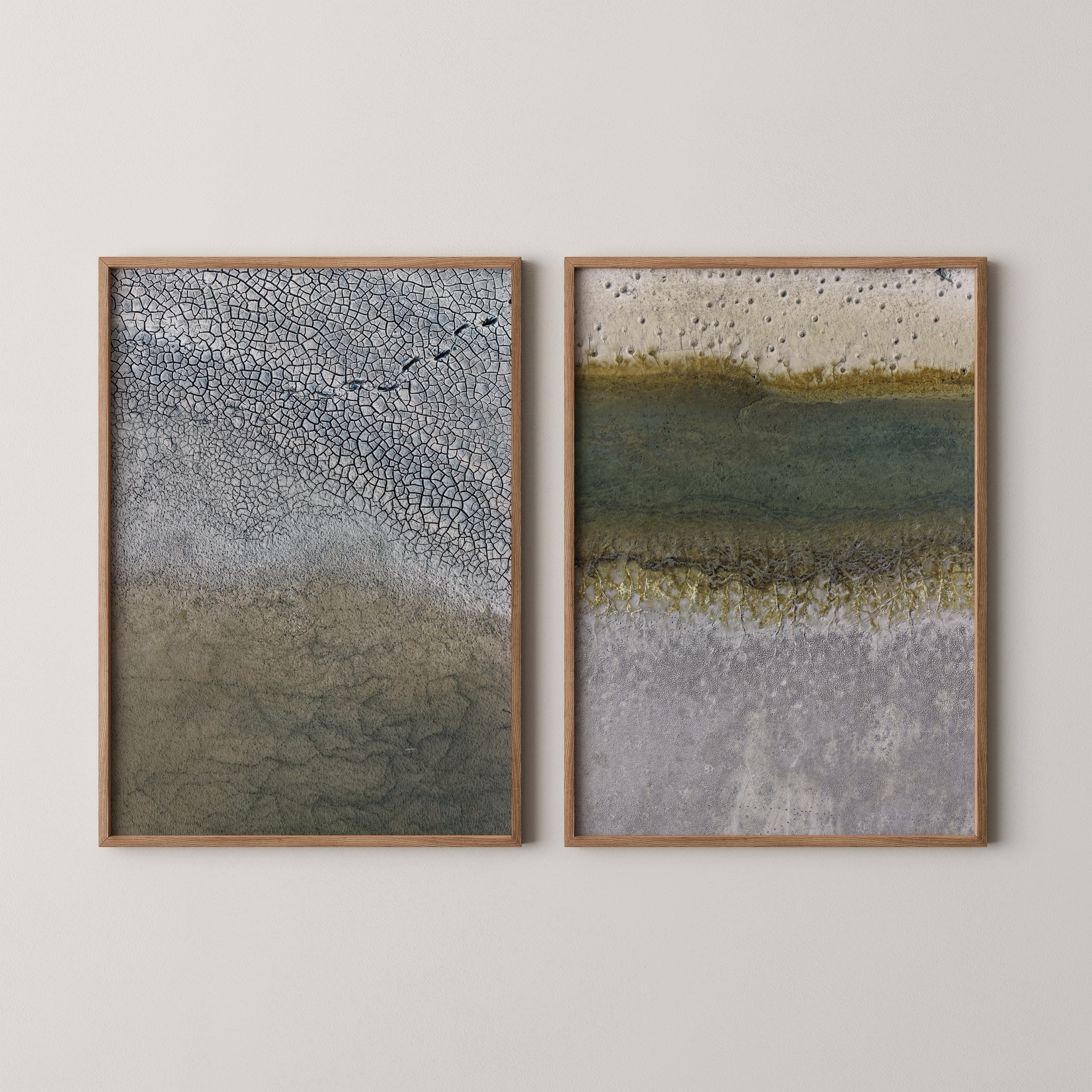 סט צילומים אמנותיים ממוסגרים של חן כליפה לוי, מבט עילי על מאגרי מים במעגן מיכאל עם אדמה סדוקה וטקסטורות מלח בגווני אפור וירוק טבעי