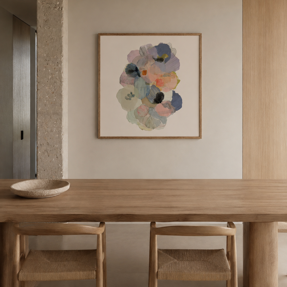 PIRAIA BLOOM – יצירה ריבועית של דניאל ברלוט, קומפוזיציה פרחונית מופשטת בגווני ורוד, כחול, לילך, אפרסק וירוק על רקע בהיר.