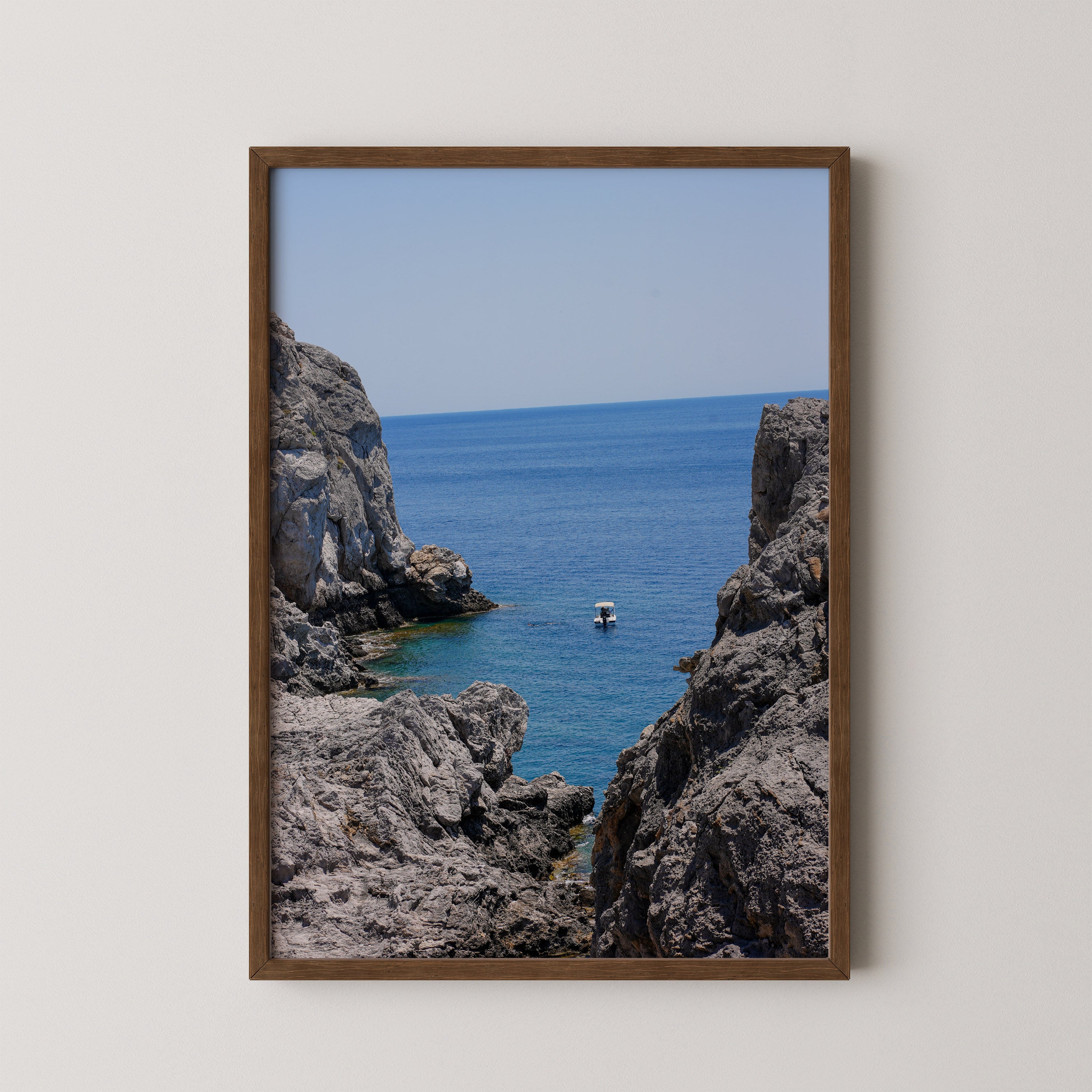 Stone & Sea – צילום Fine Art של מצוקי אבן וים כחול ברודוס, יוון, מאת Danielle Barlot.