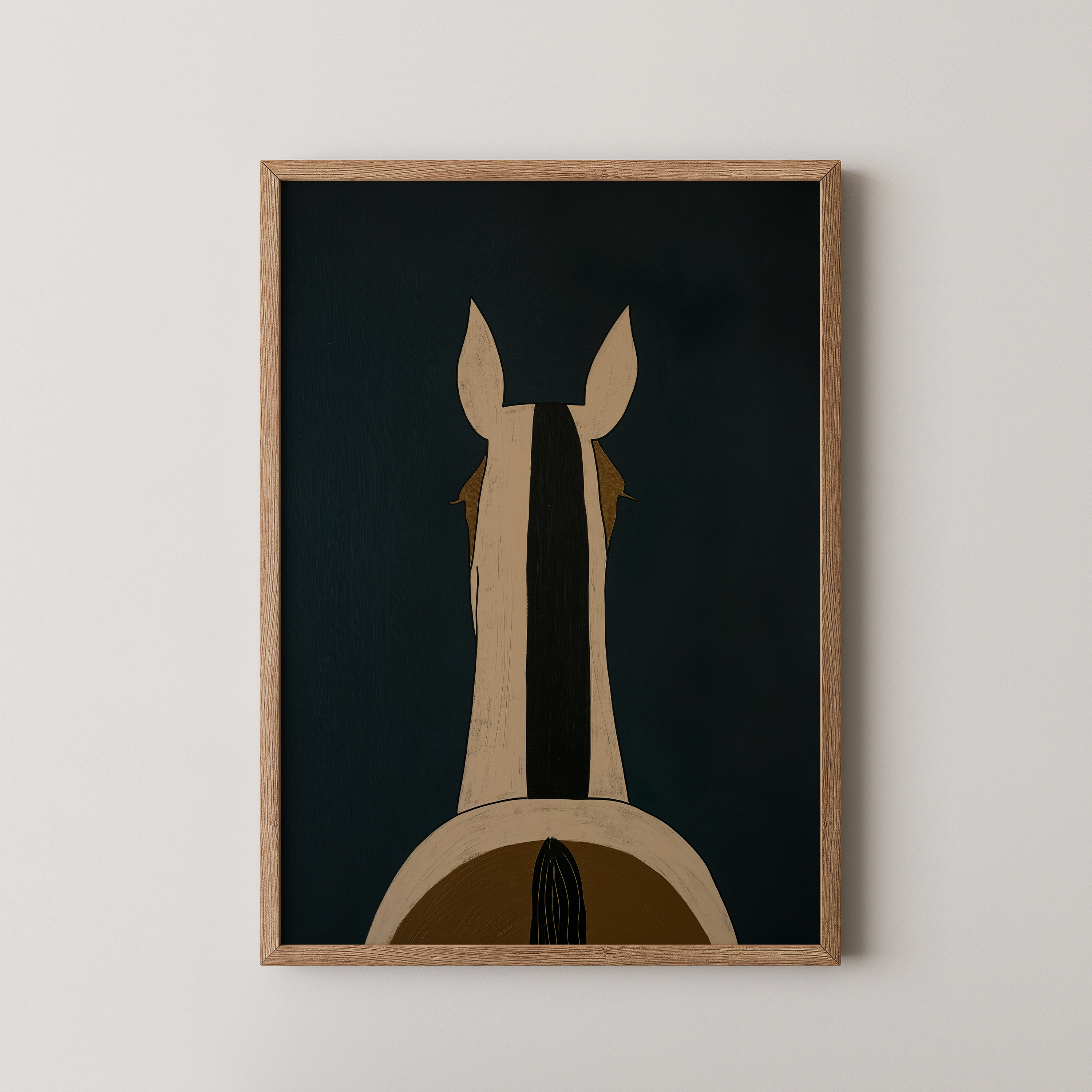 הדפס אמנותי מינימליסטי של סוס מבט אחורי בגוונים כהים במסגרת עץ טבעית