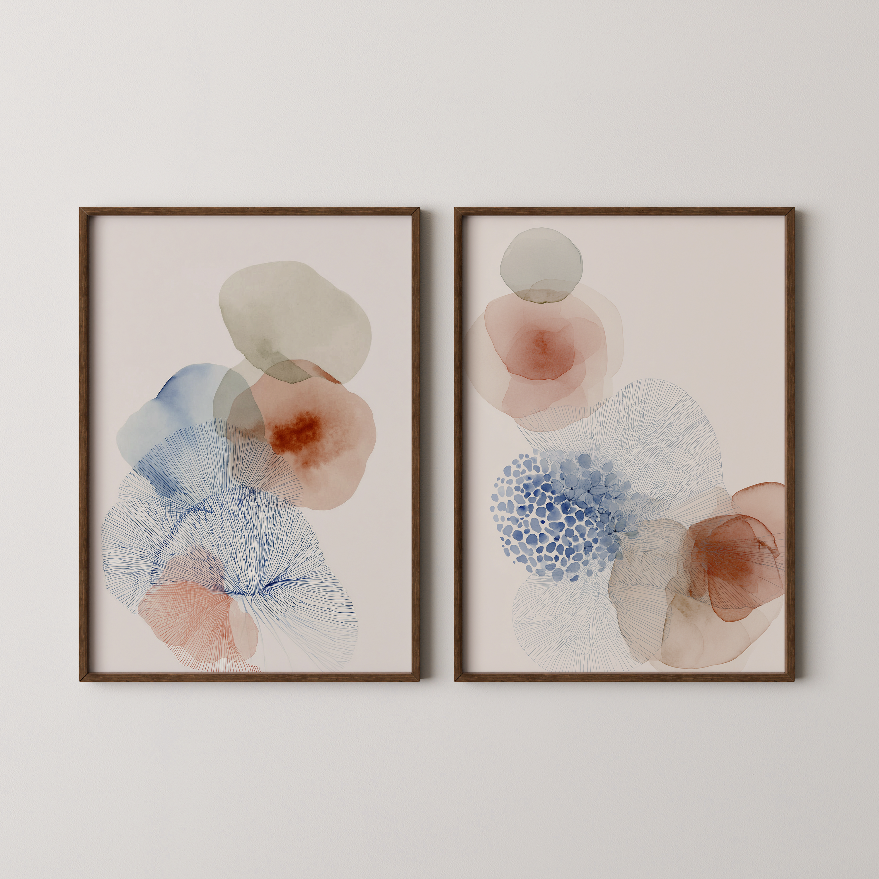 סט אמנות Evara – שתי יצירות מופשטות בגוונים טבעיים של כחול, ניוד וחמרה, עם קווים ידניים וצורות אורגניות, מוצגות במסגרת מינימליסטית על קיר בהיר.