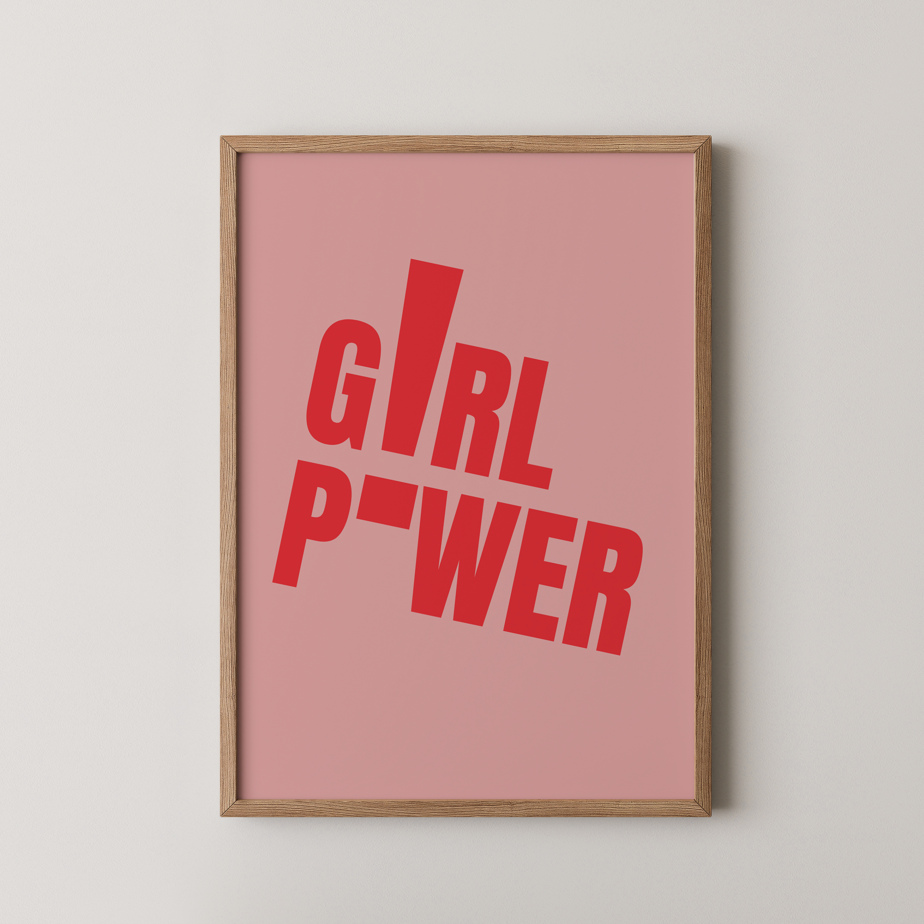 יצירת טיפוגרפיה מודרנית Girl Power בגווני ורוד פודרה ואדום במסגרת אלון טבעי, מתאימה לחדרי נערות, חדרי שינה, משרדים ופינות עבודה בעיצוב עכשווי.