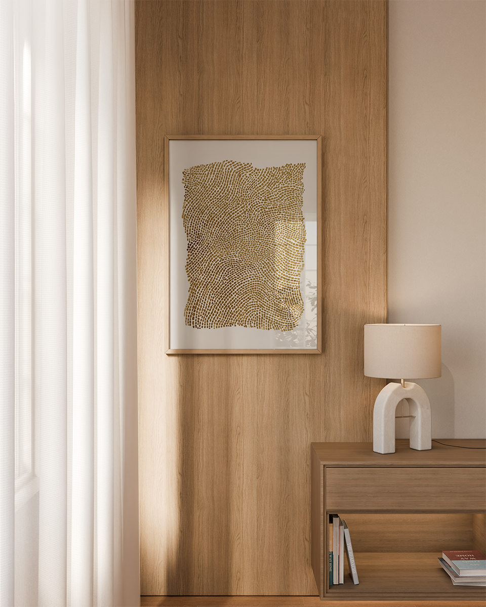 יצירה מינימליסטית בגווני חול וזהב עם טקסטורה עדינה ותנועה אורגנית במסגרת עץ טבעי