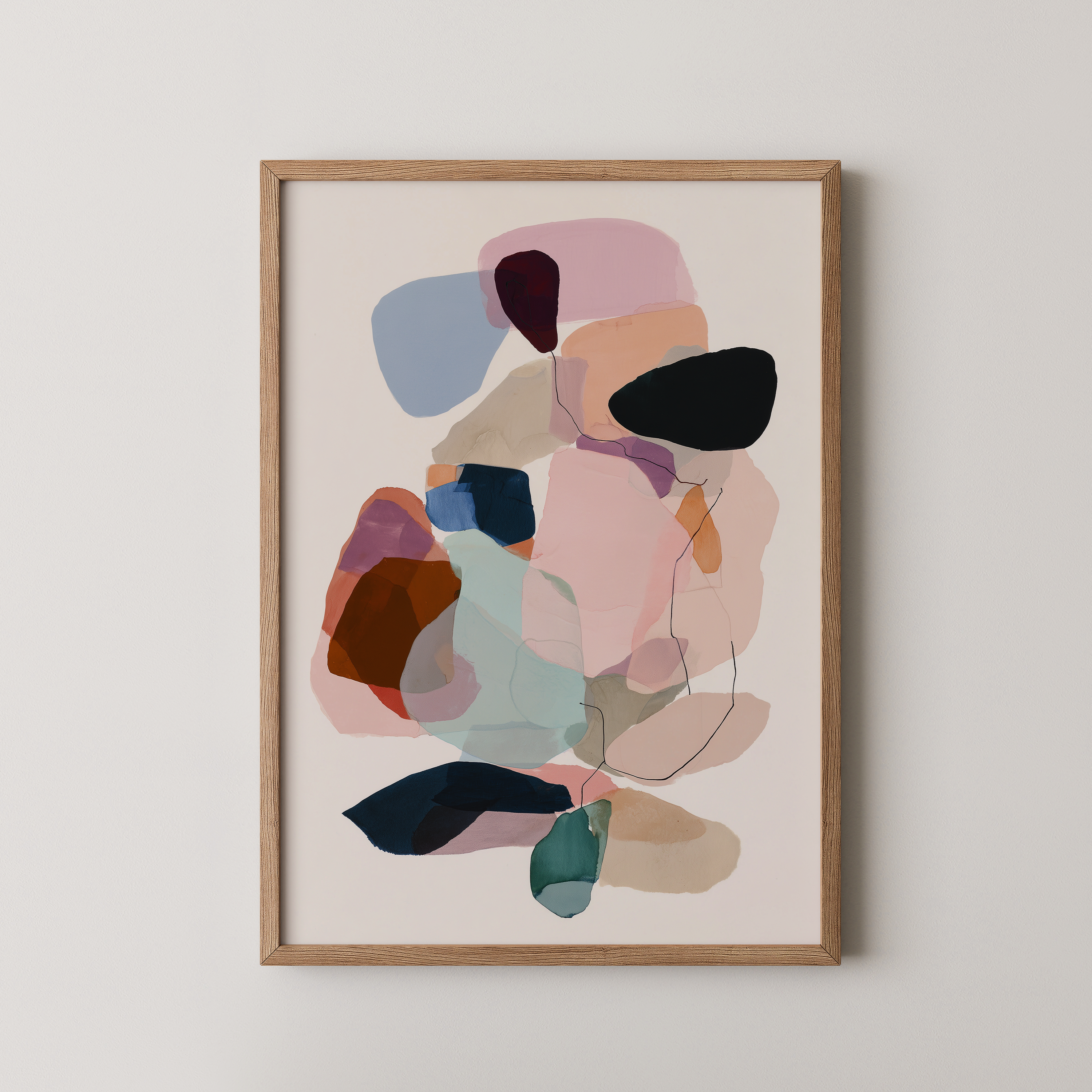 יצירה מופשטת בצבעים ורודים, סגולים וטורקיז במסגרת עץ טבעי, תלויה על קיר בהיר בחלל מעוצב.