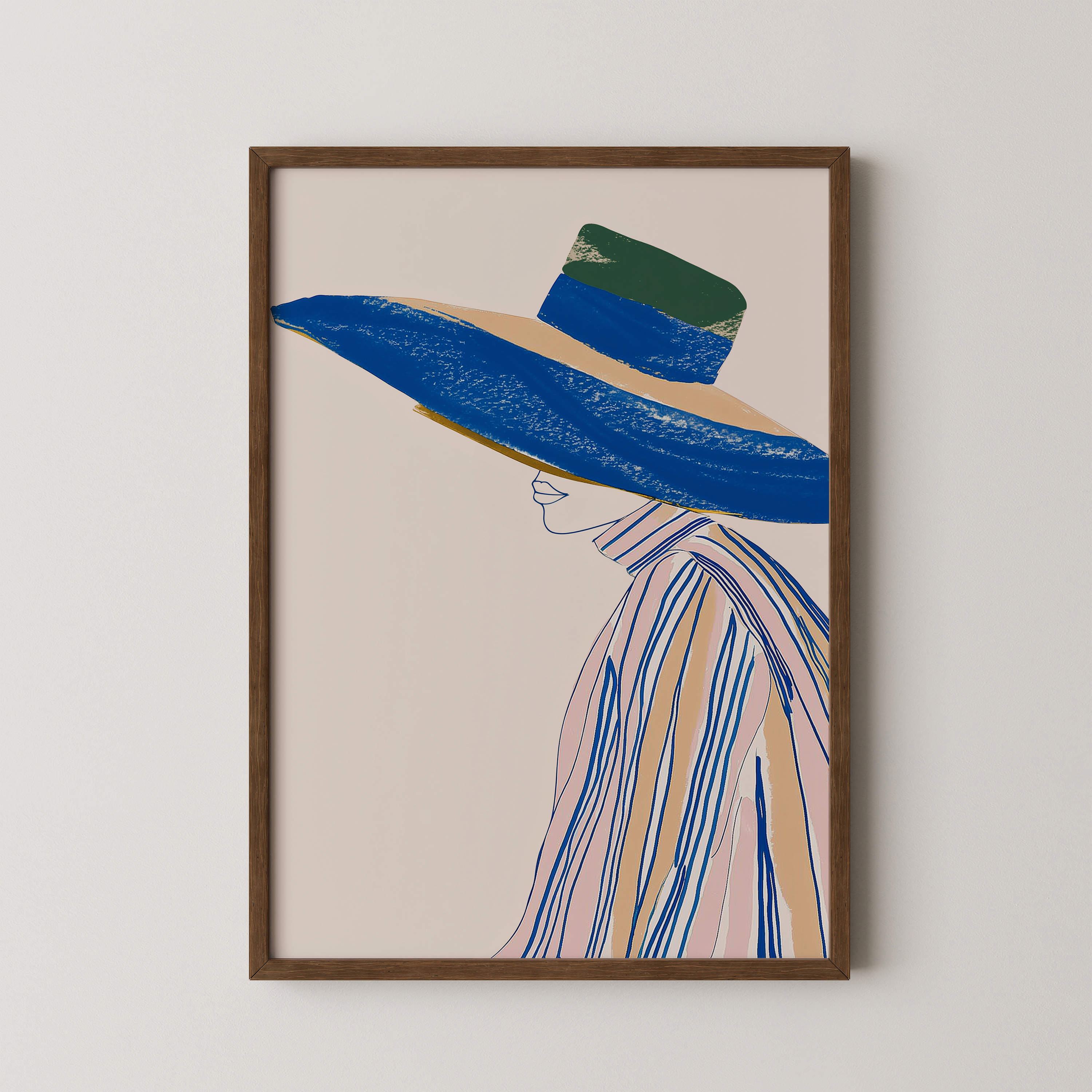 יצירה ממוסגרת של דמות נשית בפרופיל עם כובע כחול רחב שוליים בגווני בז’, ירוק ואפרסק – Arlène מבית Trausi+Tosh