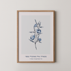 שאהבה נפשי – הדפס אמנותי עם איור פרחים כחולים וטקסט משיר השירים, בעיצוב מודרני ונקי.