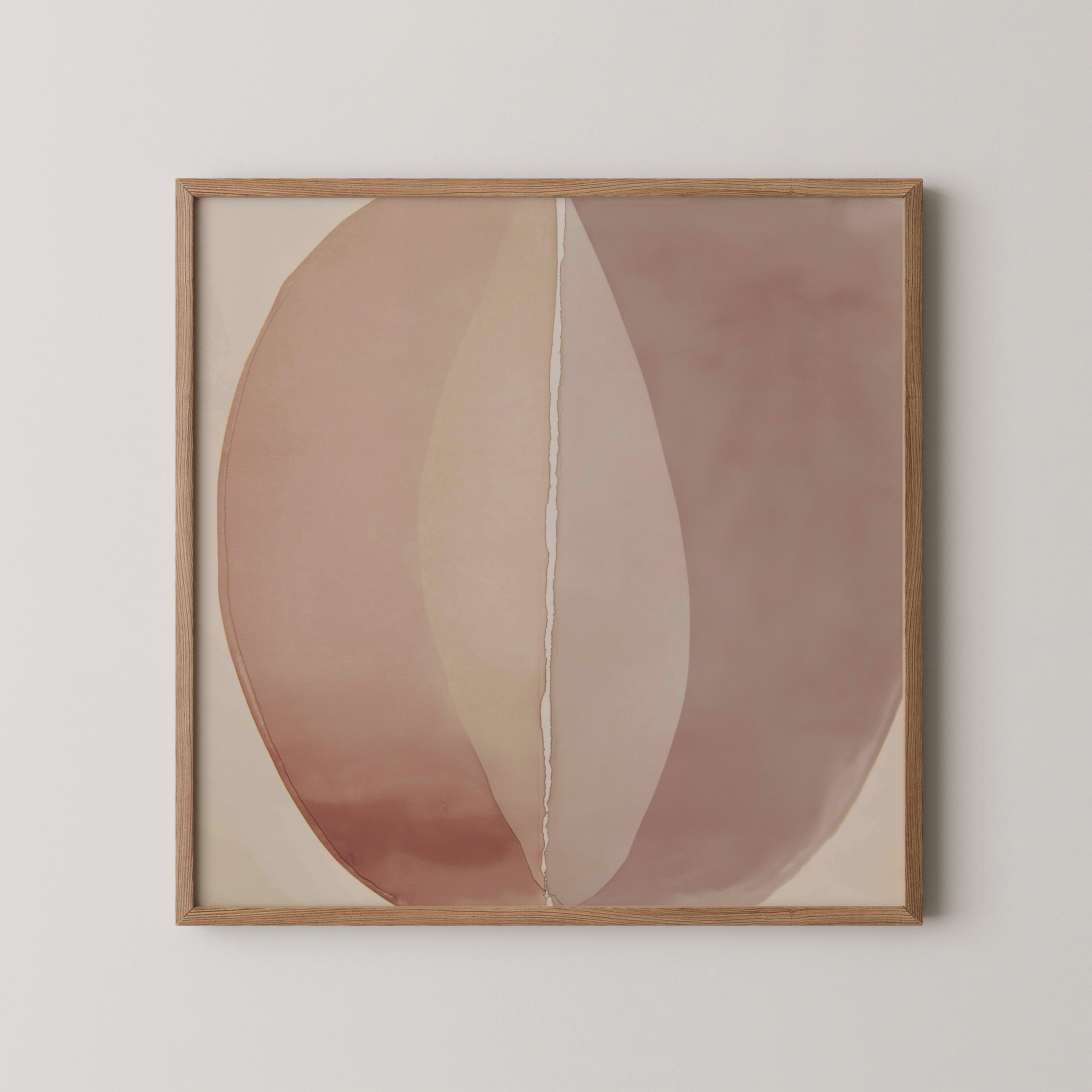 יצירת קיר מופשטת בגווני טרקוטה וחול עם צורות אורגניות רחבות וקו מרכזי עדין