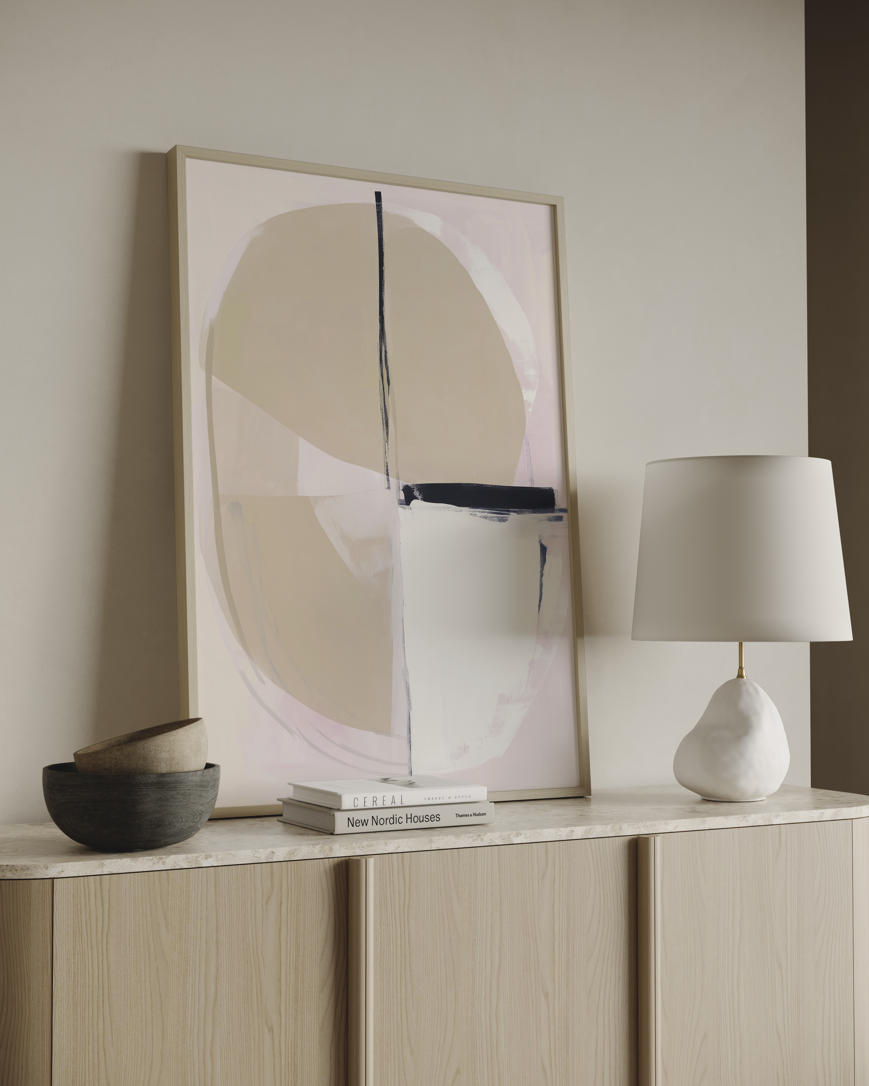 Torven יצירה מופשטת מינימליסטית בגווני בז', לבן ושחור במסגרת עץ בסגנון סקנדינבי