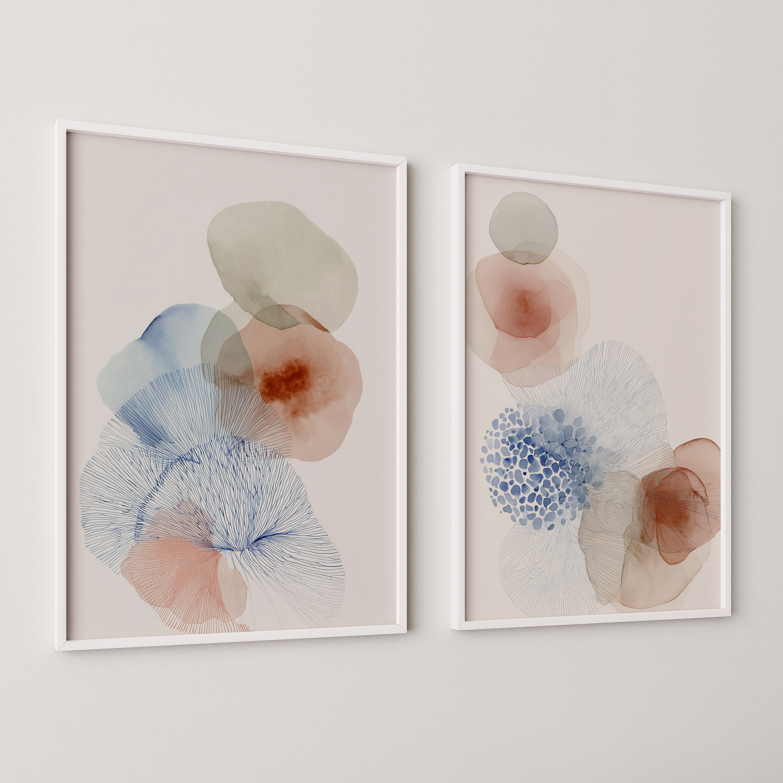 סט אמנות Evara – שתי יצירות מופשטות בגוונים טבעיים של כחול, ניוד וחמרה, עם קווים ידניים וצורות אורגניות, מוצגות במסגרת מינימליסטית על קיר בהיר.