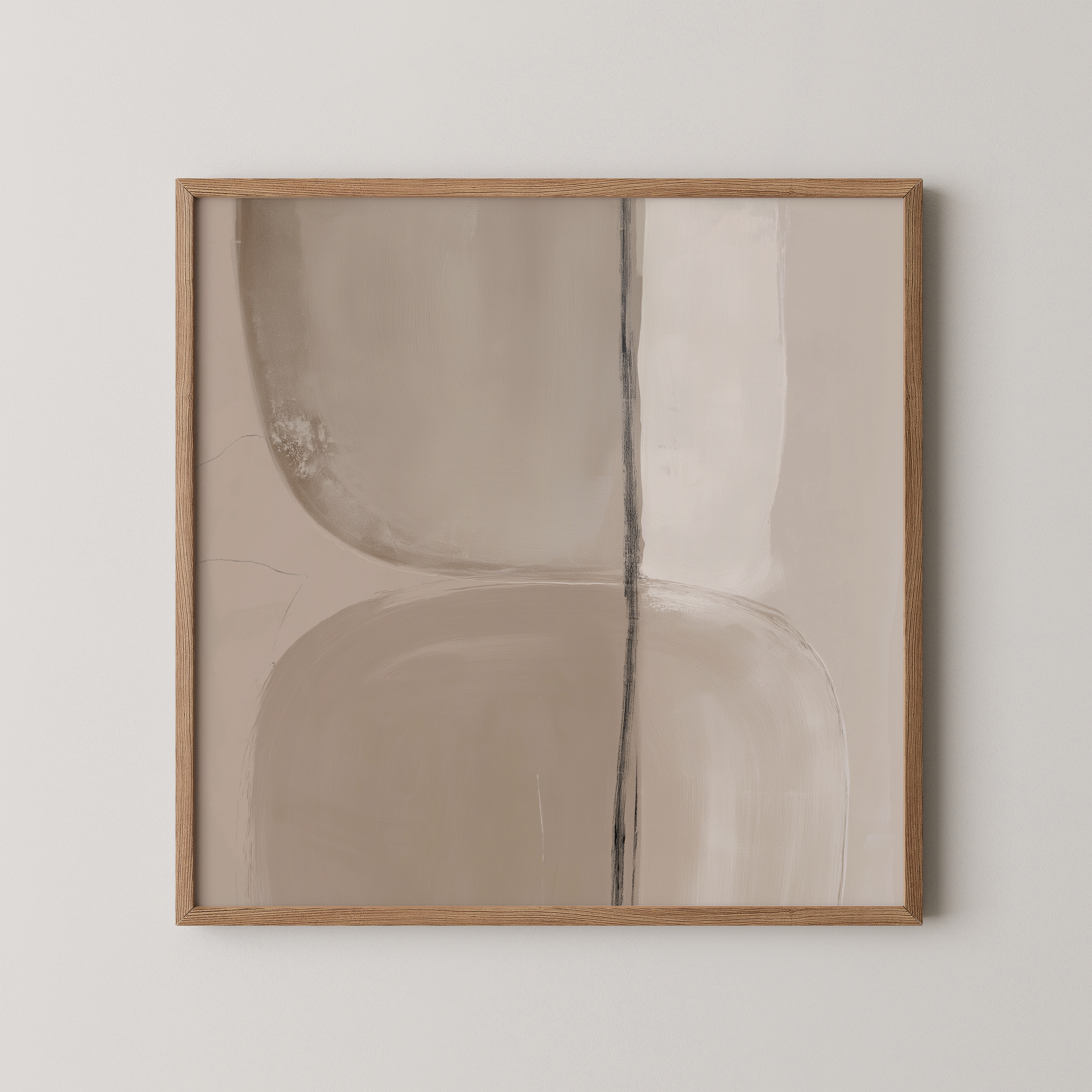 יצירת קיר מופשטת בגווני חול ובז’ עם צורות אורגניות וקו אנכי עדין במרכז הקומפוזיציה