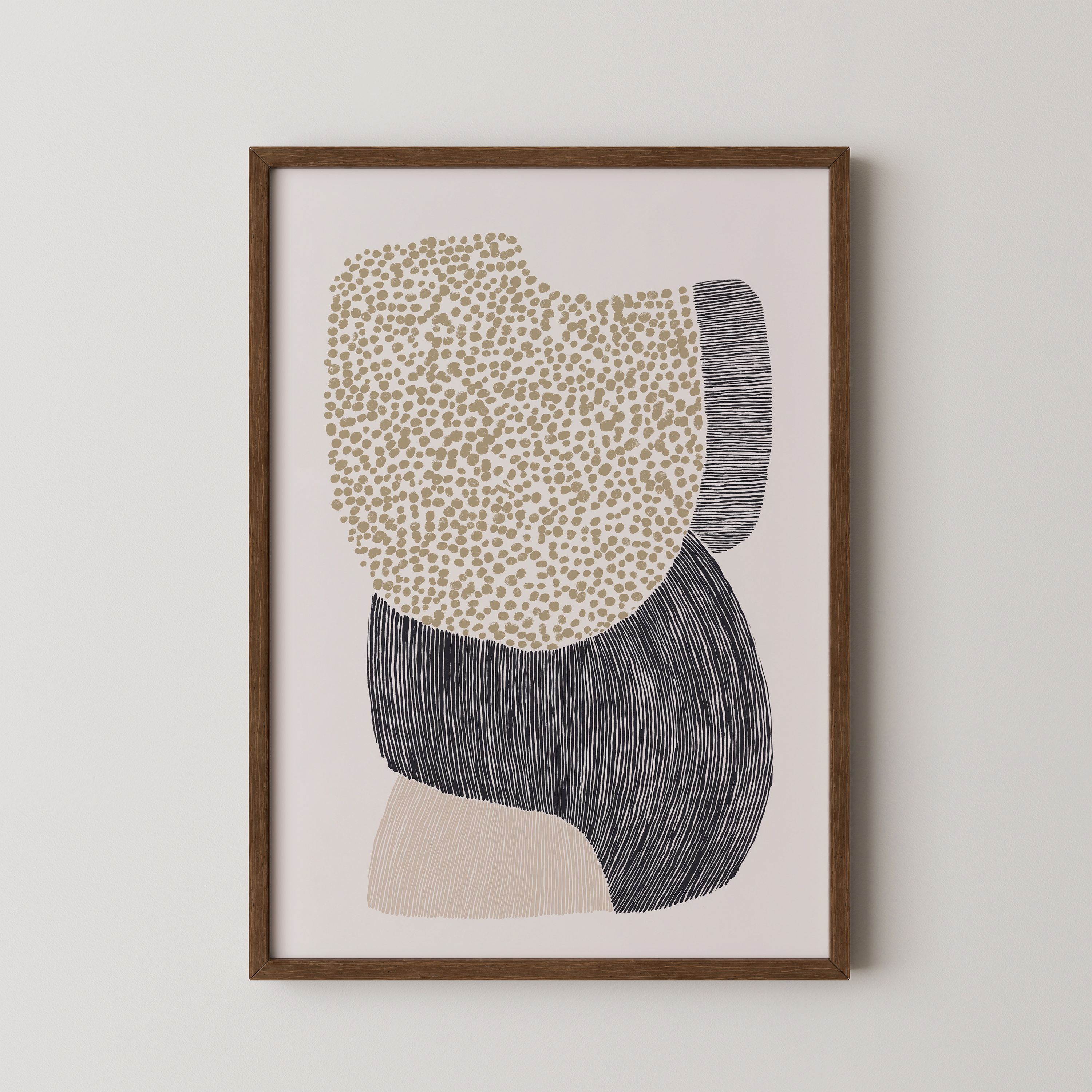 Halo Sand יצירת אמנות מינימליסטית בגווני חול, שחור ובז’ עם צורות אורגניות וטקסטורות טבעיות במסגרת בהירה על קיר ניטרלי