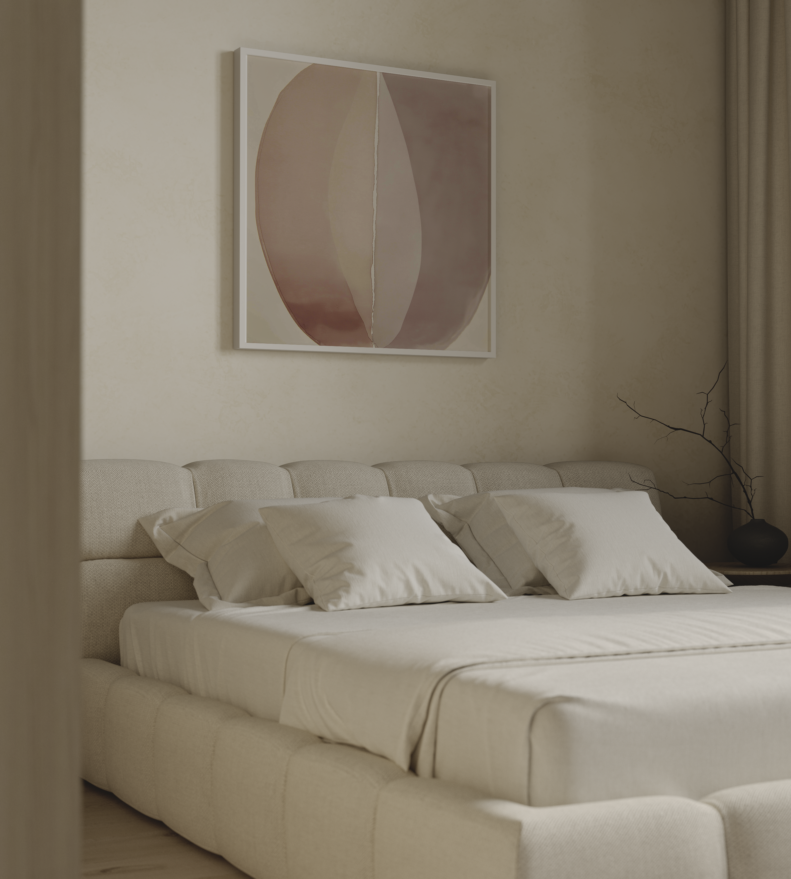 יצירת קיר מופשטת בגווני טרקוטה וחול עם צורות אורגניות רחבות וקו מרכזי עדין