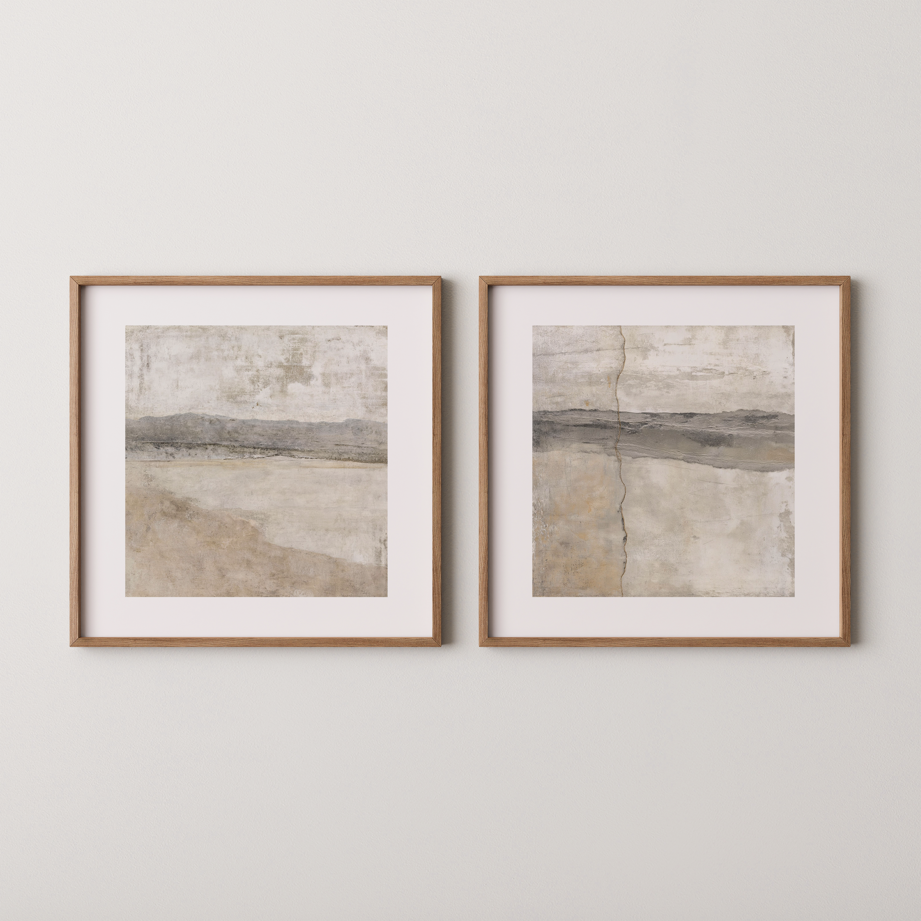 סט שתי יצירות אמנות ממוסגרות בגווני חול ואפור עם קומפוזיציה מינימליסטית וטקסטורות טבעיות
