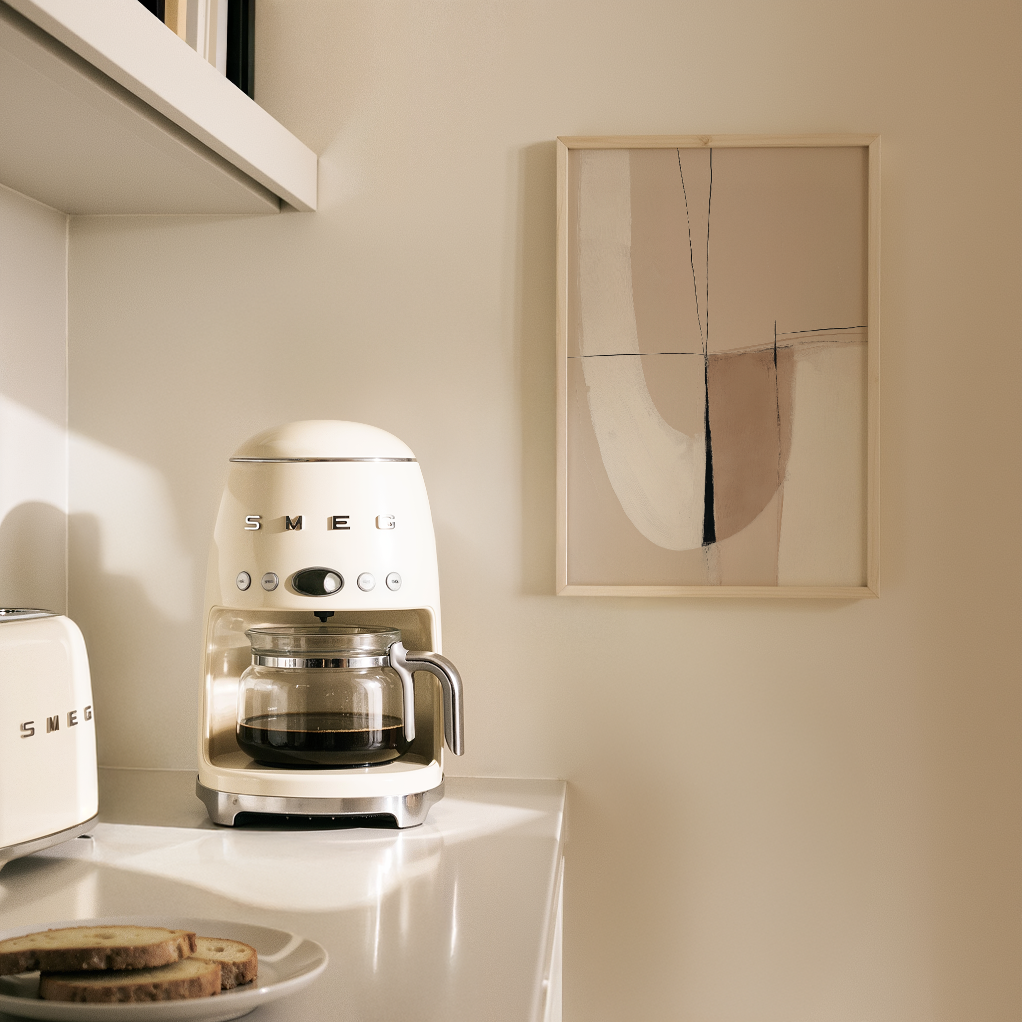 Velot יצירה מופשטת מינימליסטית בגווני חול ובז’ עם קווים שחורים במסגרת עץ טבעית