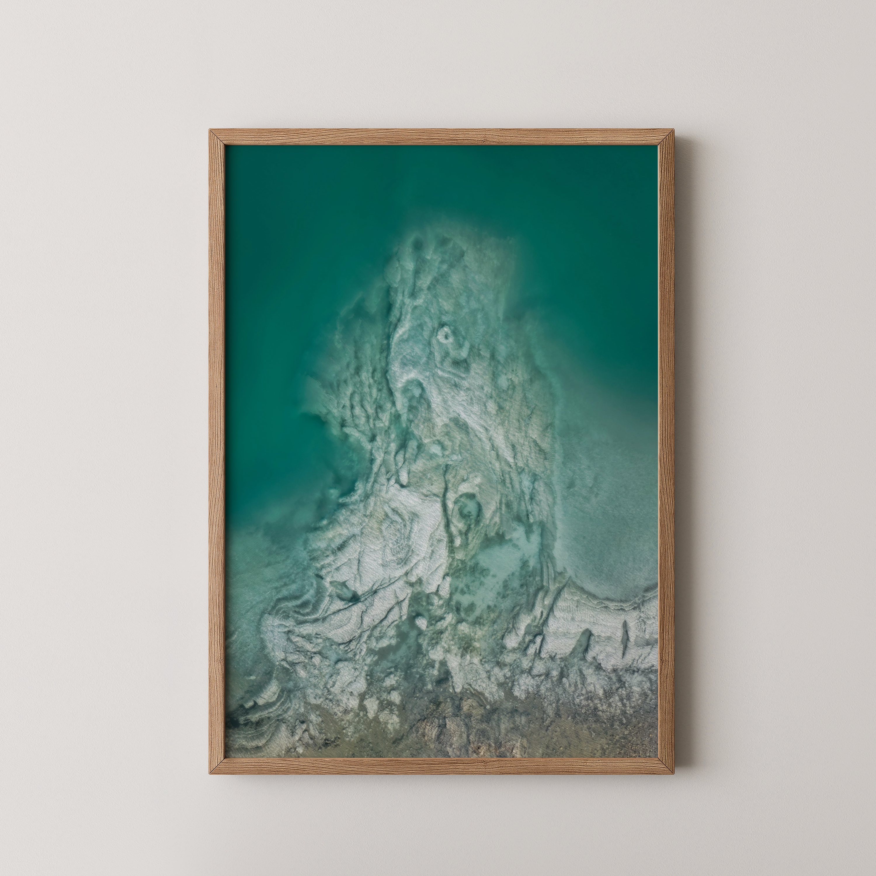 לב המים מאת חן כליפה לוי – צילום אווירי של תצורת מינרלים לבנה בתוך מי ים המלח בגוון טורקיז, אזור אבנת.