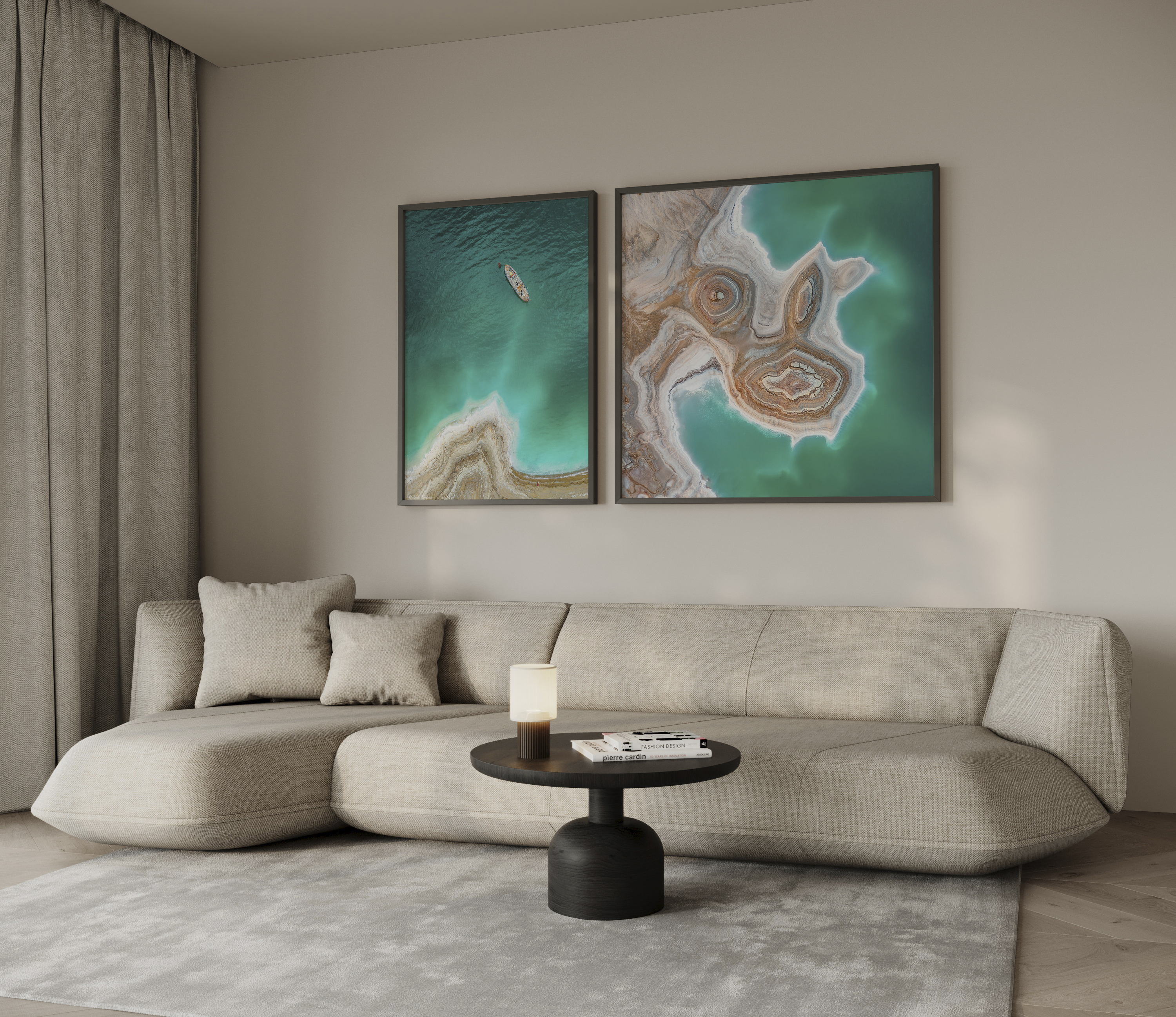 יצירה ממוסגרת של גלעד טופז בצילום אווירי של ים המלח, מים טורקיז ובריכות מלח לבנות היוצרות דוגמה טבעית מופשטת מעל ספה בסלון מודרני