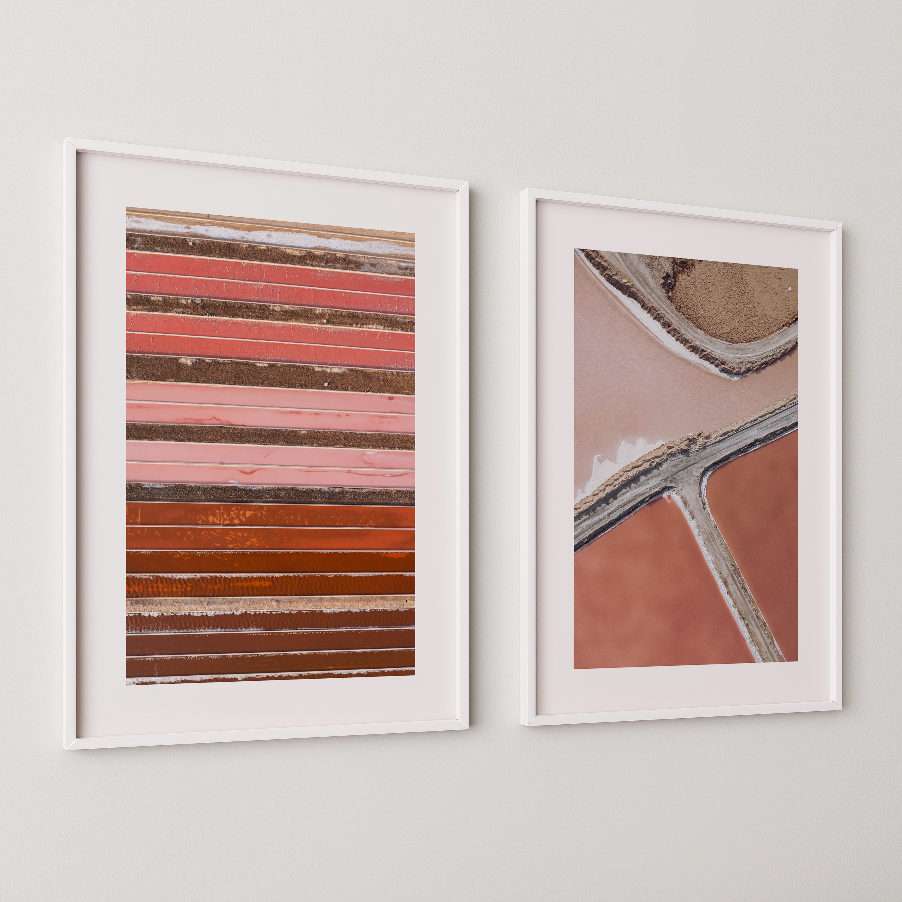 יצירת אמנות של שי אשכנזי – מבט אווירי על בריכות המלח באילת בגווני ורוד וחמרה עם קווים גיאומטריים טבעיים