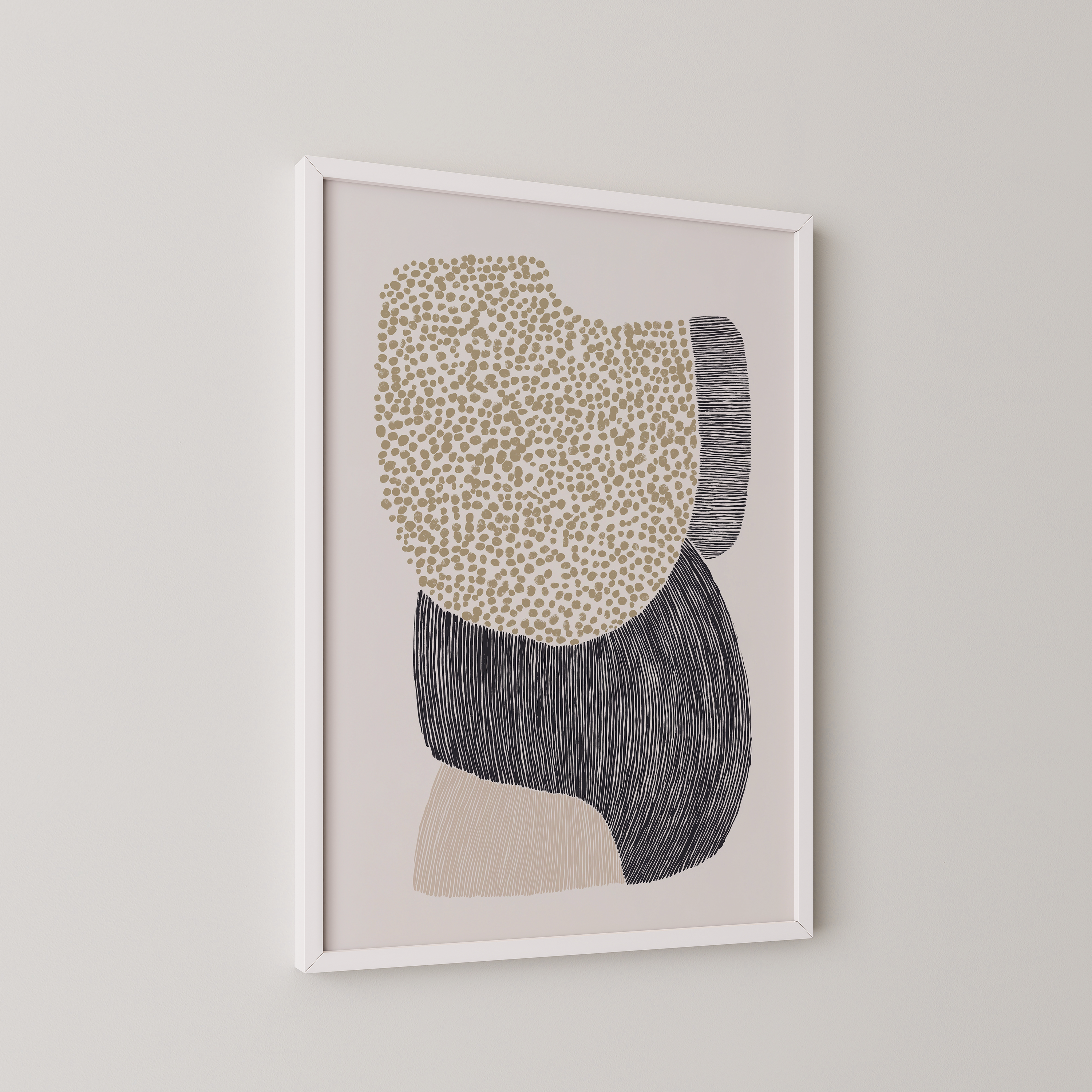 Halo Sand יצירת אמנות מינימליסטית בגווני חול, שחור ובז’ עם צורות אורגניות וטקסטורות טבעיות במסגרת בהירה על קיר ניטרלי
