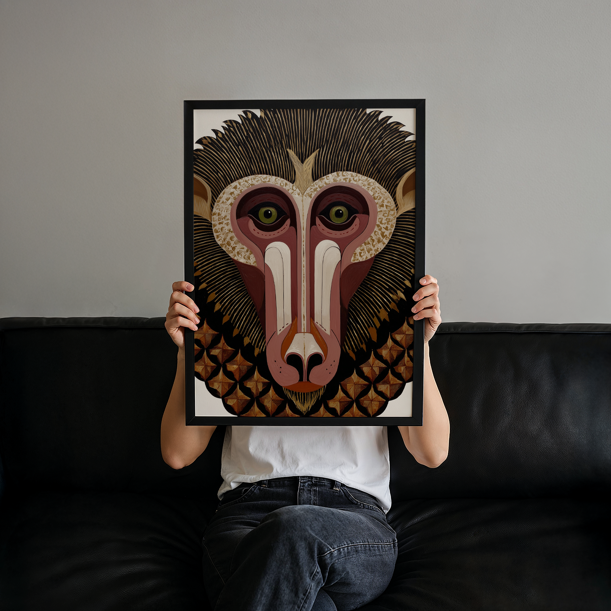 דיוקן גרפי של דמות חייתית בסגנון שבטי, בצבעי חום וזהב, מתוך סדרת Totemoro של Trausi+Tosh.